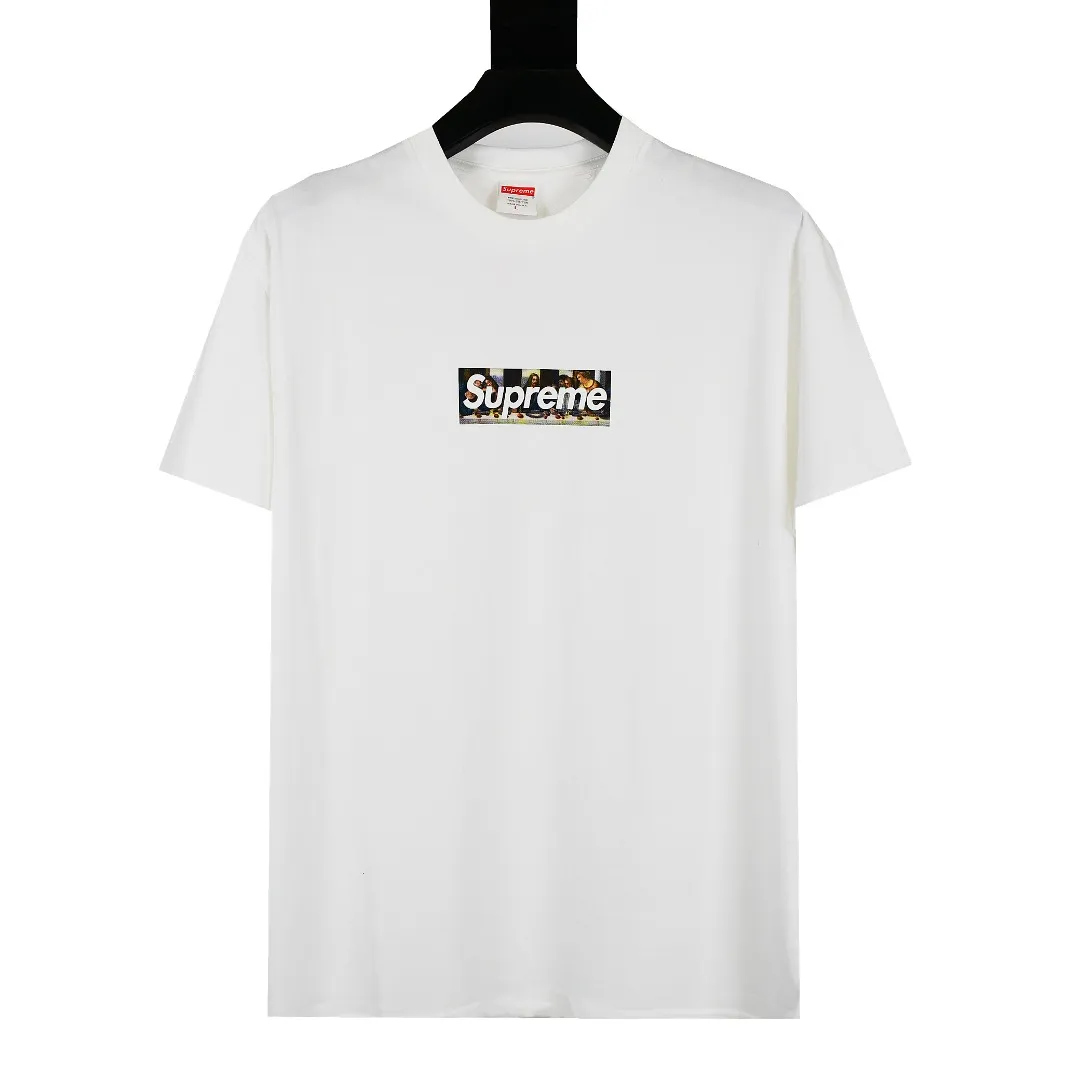 🅿️120 S12 top version Supreme 21ss Milan Box Logo Tee Milan opening limited Last Supper short-sleeved T-shirt. For those of us who focus on top-level Sup products, this short-sleeved one is naturally available. It adopts cylindrical seamless technology (original technology, there are no stitching bones on the side of the clothes, the focus of identification) The fabrics are all custom-woven and dyed, 280g weight, 100% cotton, cylindrical fabric. Cylindrical fabric is a knitted fabric woven with a cylinder loom. The needles are distributed in a cylindrical shape on the fuselage. The gray fabric is a large cylinder, which needs to be opened and shaped before further use. There is no slit on the side of the clothes, so there is no washing label on the side of ordinary short-sleeves. There is only one collar label behind the neck. The printing is printed with thermosetting ink, also known as plastic. Ink, or self-adhesive ink, contains ingredients: mainly composed of polyvinyl chloride (PVC) and phthalates. PVC and phthalates, fixing agents, stabilizers, and thickeners are mixed to form a thermal ink. Solid ink is not the digital direct printing advertised on the market. The printing texture of thermoset ink is something that digital direct printing cannot achieve. The collar label has a watermark anti-counterfeiting effect, a real anti-counterfeiting layer, a probability of passing the version, and a high probability of passing the original packaging picture. Size：S-XL