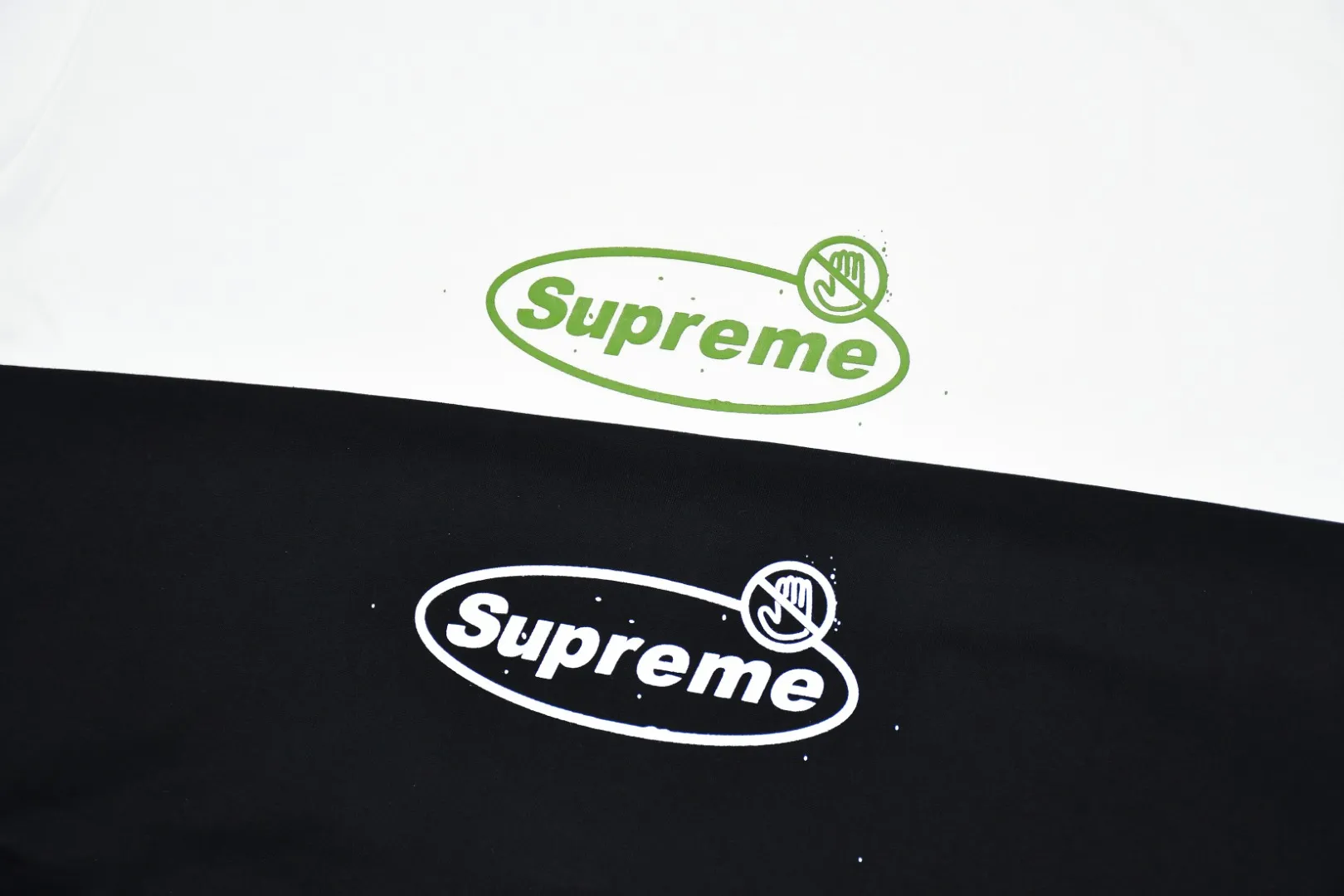 🅿️120 S79 top version Supreme 22FW Warning Tee Warning Prohibition Slogan Logo Short Sleeve T-shirt For those of us who focus on top Sup products, this short sleeve is naturally available. It adopts cylindrical seamless technology (the original technology has no gaps on the sides of the clothes, the key point of identification) The fabrics are all custom-woven and dyed, 280g weight, 100% cotton, cylindrical fabric. Cylindrical fabric is a knitted fabric woven with a cylinder loom. The needles are distributed in a cylindrical shape on the fuselage. The gray fabric is a large cylinder, which needs to be opened and shaped before further use. There is no slit on the side of the clothes, so there is no washing label on the side of ordinary short-sleeves. There is only one collar label behind the neck. The printing is printed with thermosetting ink, also known as plastic. Ink, or self-adhesive ink, contains ingredients: mainly composed of polyvinyl chloride (PVC) and phthalates. PVC and phthalates, fixing agents, stabilizers, and thickeners are mixed to form a thermal ink. Solid ink is not the digital direct printing advertised on the market. The printing texture of thermoset ink is something that digital direct printing cannot achieve. The collar label has a watermark anti-counterfeiting effect, a real anti-counterfeiting layer, a probability of passing the version, and a high probability of passing the original packaging picture. Size：S-XL