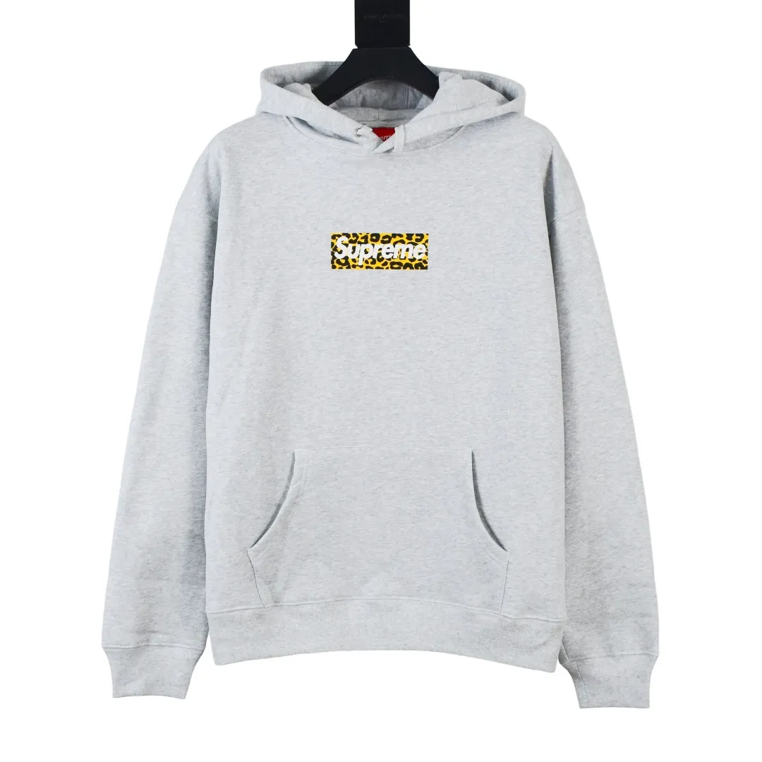 S522💰p320 Top version Supreme 24ss SHANGHAI BOX LOGO Shanghai limited hooded sweatshirt. For those of us who focus on top Sup products, this sweatshirt is naturally available. ZP testing, custom weaving and dyeing, pure cotton 450G fleece main fabric Printing uses thermoset ink printing, also known as plastic ink, or self-adhesive ink. Its ingredients are: mainly composed of polyvinyl chloride (PVC) and phthalates. PVC and phthalates, color fixing agents, stabilizers, and thickeners are mixed to form thermoset ink. It is not the digital direct printing advertised on the market. The printing texture of thermoset ink is something that cannot be achieved by digital direct printing. Customized ZP co-branding Main label/wash label/hangtag/packaging bag (equipped with extra-large thickened handbag) There is a high probability of passing the inspection version. If you put the original packaging picture together, there is a high chance that it will pass. Size: S-XL