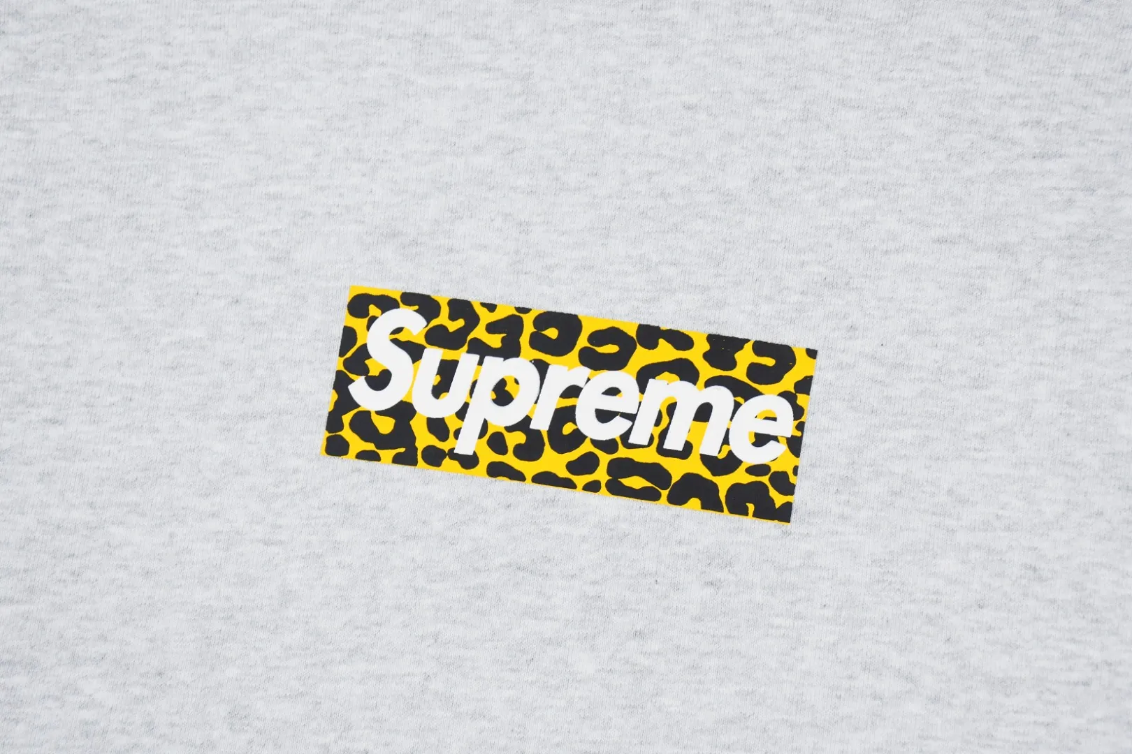 S522💰p320 Top version Supreme 24ss SHANGHAI BOX LOGO Shanghai limited hooded sweatshirt. For those of us who focus on top Sup products, this sweatshirt is naturally available. ZP testing, custom weaving and dyeing, pure cotton 450G fleece main fabric Printing uses thermoset ink printing, also known as plastic ink, or self-adhesive ink. Its ingredients are: mainly composed of polyvinyl chloride (PVC) and phthalates. PVC and phthalates, color fixing agents, stabilizers, and thickeners are mixed to form thermoset ink. It is not the digital direct printing advertised on the market. The printing texture of thermoset ink is something that cannot be achieved by digital direct printing. Customized ZP co-branding Main label/wash label/hangtag/packaging bag (equipped with extra-large thickened handbag) There is a high probability of passing the inspection version. If you put the original packaging picture together, there is a high chance that it will pass. Size: S-XL