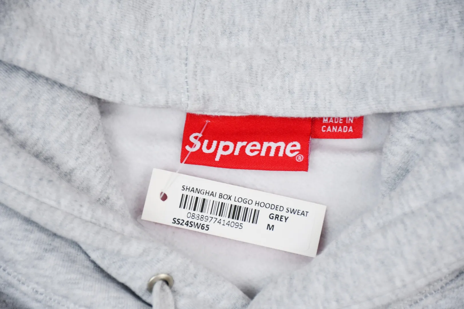 S522💰p320 Top version Supreme 24ss SHANGHAI BOX LOGO Shanghai limited hooded sweatshirt. For those of us who focus on top Sup products, this sweatshirt is naturally available. ZP testing, custom weaving and dyeing, pure cotton 450G fleece main fabric Printing uses thermoset ink printing, also known as plastic ink, or self-adhesive ink. Its ingredients are: mainly composed of polyvinyl chloride (PVC) and phthalates. PVC and phthalates, color fixing agents, stabilizers, and thickeners are mixed to form thermoset ink. It is not the digital direct printing advertised on the market. The printing texture of thermoset ink is something that cannot be achieved by digital direct printing. Customized ZP co-branding Main label/wash label/hangtag/packaging bag (equipped with extra-large thickened handbag) There is a high probability of passing the inspection version. If you put the original packaging picture together, there is a high chance that it will pass. Size: S-XL