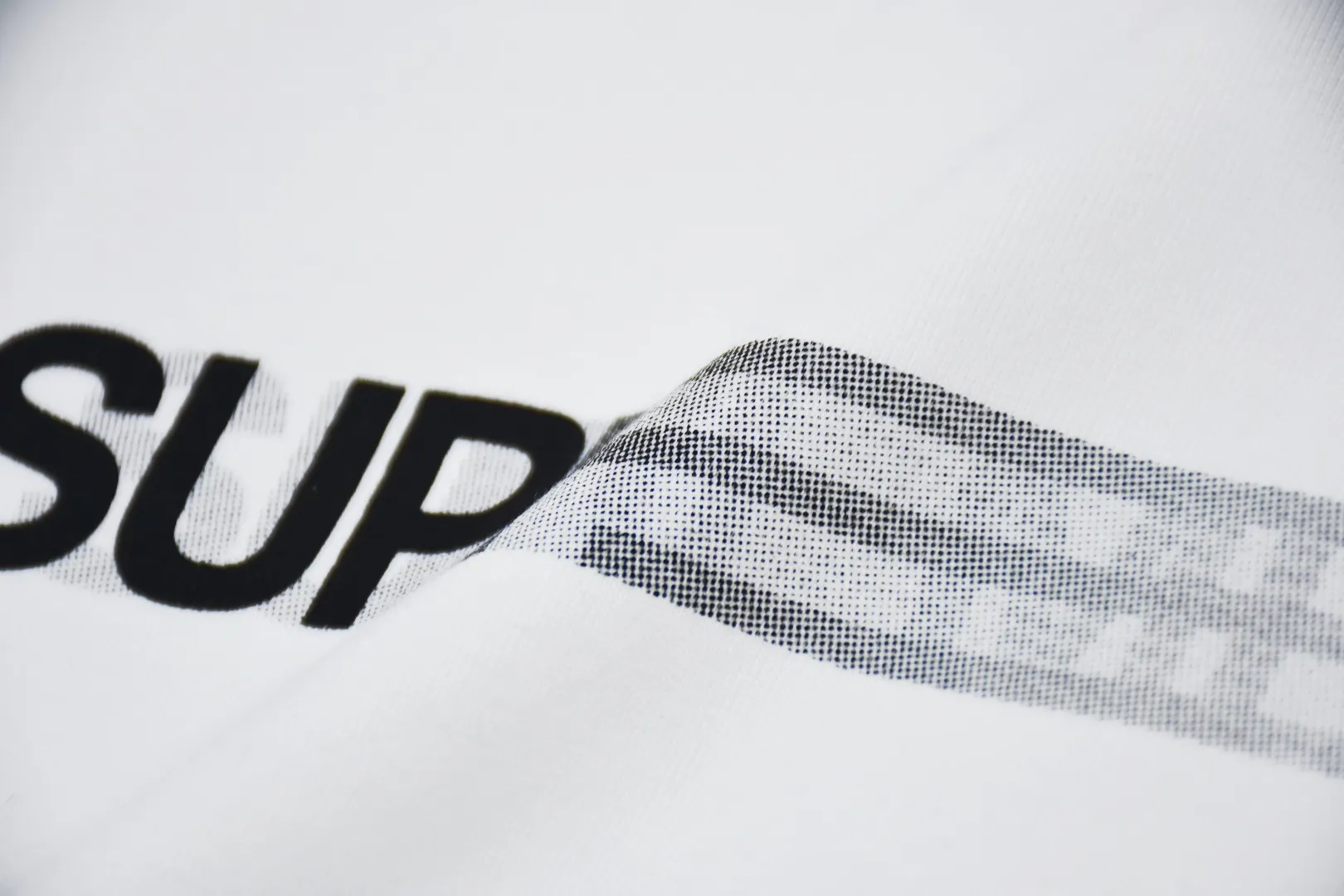 S143 🅿️120 top version Supreme 23SS MOTION LOGO phantom LOGO short-sleeved T-shirt. Refuse to look at pictures to make products. Refuse to compare with wrong versions. Use cylinder seamless technology (original technology, there is no stitching bone on the side of the clothes, identification key point) The fabrics are all custom-woven and dyed, 280g weight, 100% cotton, cylindrical fabric. Cylindrical fabric is a knitted fabric woven with a cylinder loom. The needles are distributed in a cylindrical shape on the fuselage. The gray fabric is a large cylinder, which needs to be opened and shaped before it can be used further. There are no slits on the side of the clothes, so there is no washing label on the side of ordinary short-sleeves. There is only one collar label behind the neck. The printing uses thermosetting ink printing imported from Belgium (different from conventional thermal transfer printing), also known as plastic ink, or self-adhesive ink. Its ingredients are: mainly composed of polyvinyl chloride (PVC) and phthalates. PVC and phthalates, solid color The thermoset ink is composed of a mixture of agents, stabilizers, and thickeners. It is not the digital direct printing advertised on the market. The printing texture of thermoset ink cannot be achieved by digital direct printing. The collar label has a watermark anti-counterfeiting effect, a real anti-counterfeiting layer, a version with a high probability of passing the inspection, and a high probability of passing the original packaging picture. Size：S-XL