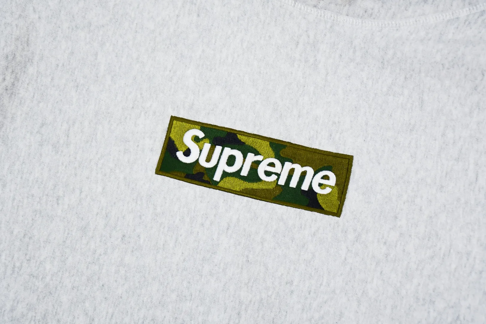 🅿️320 S238 top version Supreme 23Fw camouflage Box Logo Hooded hooded sweatshirt hooded plus fleece sweatshirt For those of us who focus on top Supreme, the cross sweatshirt is naturally available. ZP purchase and pattern making operation 1. Fabric: ZP testing, custom weaving and dyeing, pure cotton 460G plus fleece main fabric, horizontal cutting, side stitching 520G 2X2 thread 2. Embroidery: The embroidery equipment is operated by BEHRINGER BEKS-Y924 machine (a level higher than Tajima embroidery machine). The embroidery thickness, saturation and size are all consistent. 3. Sewing process: The whole garment adopts four-needle and six-thread boneless splicing technology in twelve places. It is processed by a senior foreign trade factory (ordinary factories cannot do it). 4. Hem and cuffs: all use 520G inelastic thread. (Low-end goods use elastic threads to cause the hem and cuffs to appear wavy) 5. Customized ZP main label/wash label/hangtag/packaging bag (equipped with an extra-large thickened handbag) Color: Black, White, Gray, Red Size: S~XL
