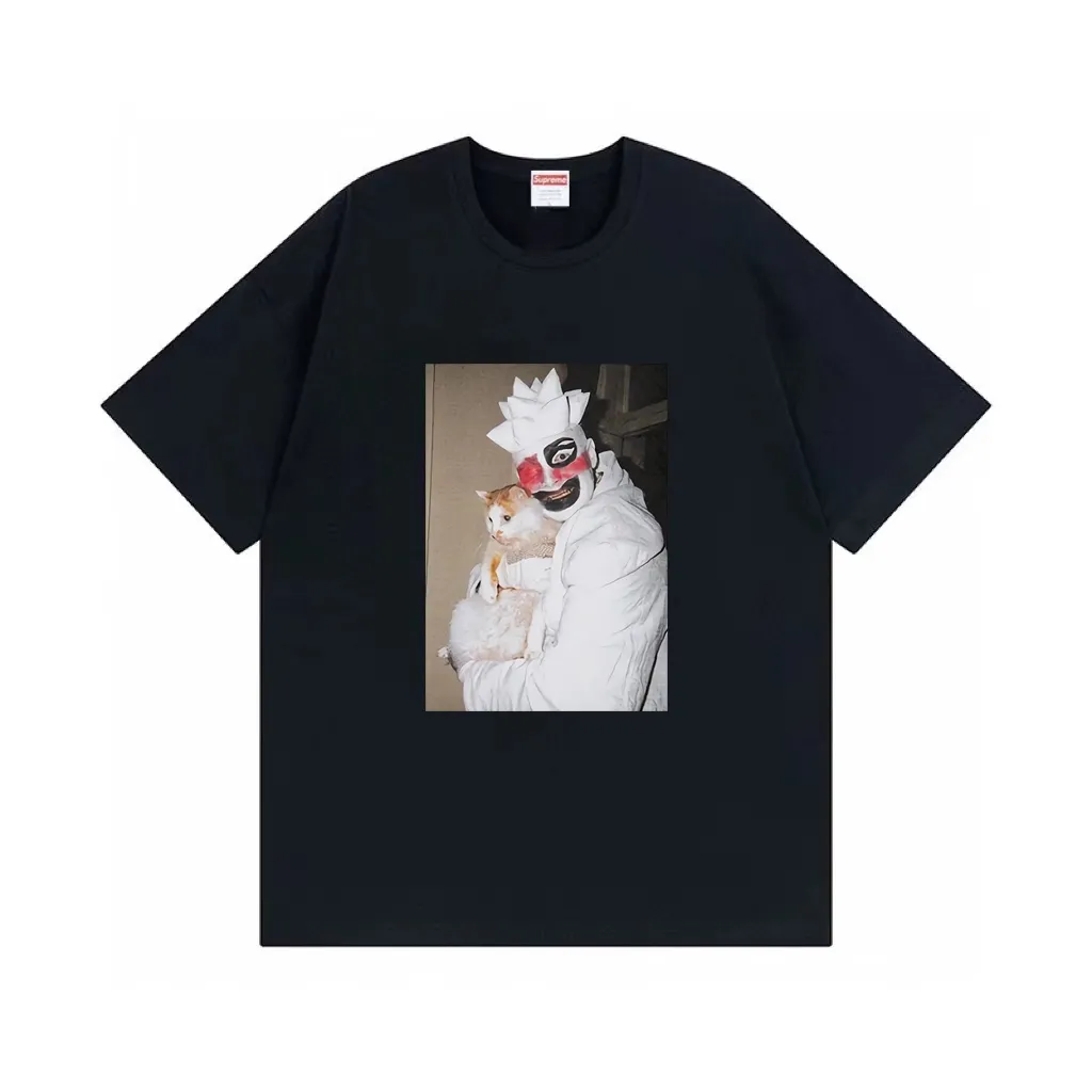 #S128 p110💰 Supreme weird artist co-branded clown hugging kitten. Loose fit. Made of 260g combed cotton double yarn. From fabric to accessories, all three standards are complete and follow ZP. The slurry printing imported from Matsui Company will never crack. The whole piece is made of three-needle five-thread technology. The neckline-shoulder seam-sleeve seam is double-lined, which looks more three-dimensional and textured.) It has the same craftsmanship as the original version, and has a classic version. Feel free to compare zp. The whole piece adopts three-needle five-thread craftsmanship. The neckline-shoulder seam-sleeve seam is double-threaded, which looks more three-dimensional and textured.) It has the same craftsmanship as the original original, classic version. Color: White Black Size: S M L XL XXL