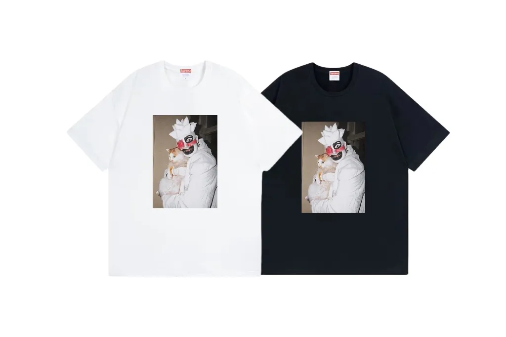 #S128 p110💰 Supreme weird artist co-branded clown hugging kitten. Loose fit. Made of 260g combed cotton double yarn. From fabric to accessories, all three standards are complete and follow ZP. The slurry printing imported from Matsui Company will never crack. The whole piece is made of three-needle five-thread technology. The neckline-shoulder seam-sleeve seam is double-lined, which looks more three-dimensional and textured.) It has the same craftsmanship as the original version, and has a classic version. Feel free to compare zp. The whole piece adopts three-needle five-thread craftsmanship. The neckline-shoulder seam-sleeve seam is double-threaded, which looks more three-dimensional and textured.) It has the same craftsmanship as the original original, classic version. Color: White Black Size: S M L XL XXL