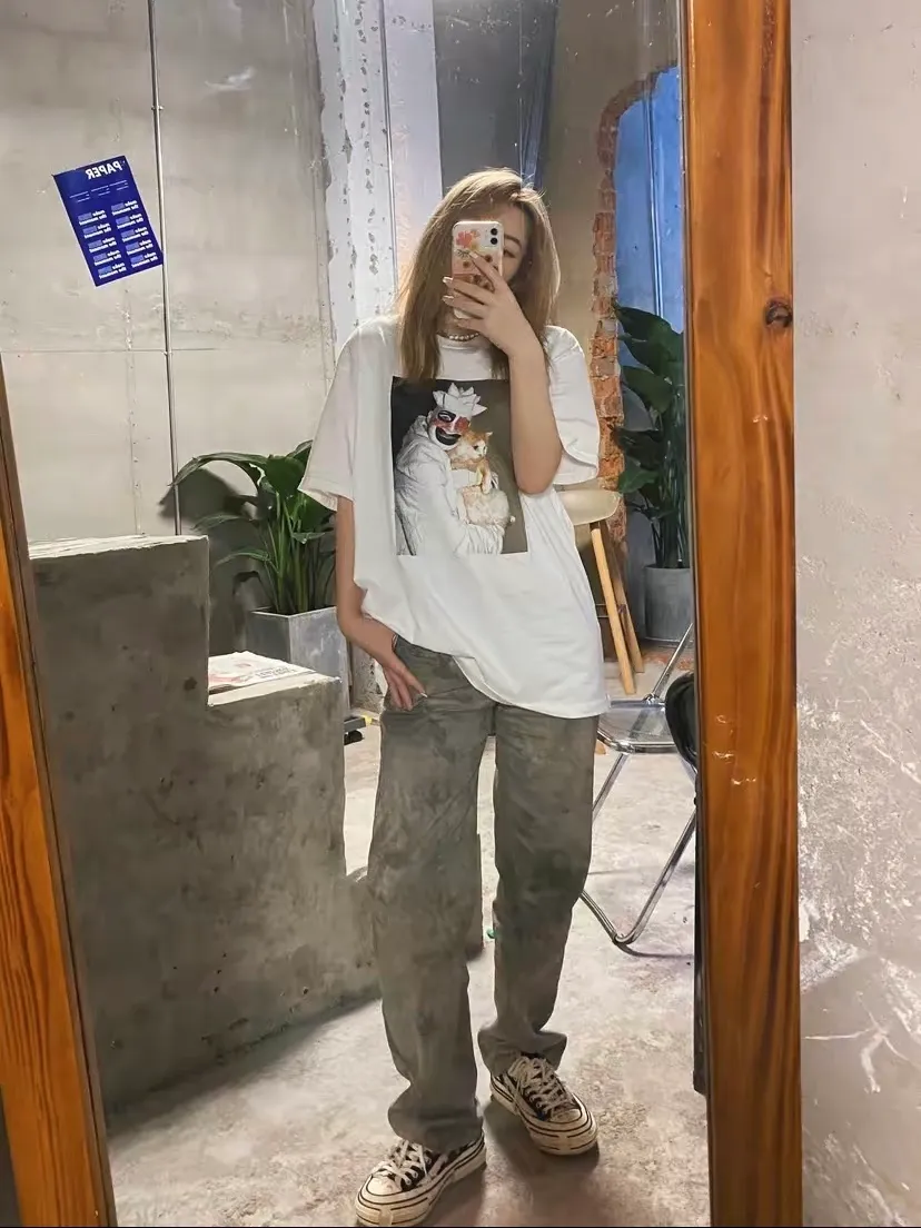 #S128 p110💰 Supreme weird artist co-branded clown hugging kitten. Loose fit. Made of 260g combed cotton double yarn. From fabric to accessories, all three standards are complete and follow ZP. The slurry printing imported from Matsui Company will never crack. The whole piece is made of three-needle five-thread technology. The neckline-shoulder seam-sleeve seam is double-lined, which looks more three-dimensional and textured.) It has the same craftsmanship as the original version, and has a classic version. Feel free to compare zp. The whole piece adopts three-needle five-thread craftsmanship. The neckline-shoulder seam-sleeve seam is double-threaded, which looks more three-dimensional and textured.) It has the same craftsmanship as the original original, classic version. Color: White Black Size: S M L XL XXL