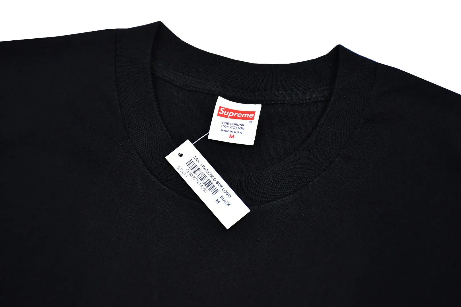 S366💰p136 Top version Supreme 19FW BOX LOGO short sleeves opened in San Francisco. Refuse to look at pictures to make goods. Refuse to compare wrong versions. Use cylindrical seamless technology (original technology, no stitching bone on the side of the clothes, identification key point) The fabrics are all custom-woven and dyed, 280g weight, 100% cotton, cylindrical fabric. Cylindrical fabric is a knitted fabric woven with a cylinder loom. The needles are distributed in a cylindrical shape on the fuselage. The gray fabric is a large cylinder, which needs to be opened and shaped before it can be used further. There are no slits on the side of the clothes, so there is no washing label on the side of ordinary short-sleeves. There is only one collar label behind the neck. The printing uses thermosetting ink printing imported from Belgium (different from conventional heat transfer printing), also known as plastic ink, or self-adhesive ink. Its ingredients are: mainly composed of polyvinyl chloride (PVC) and phthalates. PVC and phthalates, solid color The thermosetting ink is composed of a mixture of agents, stabilizers, and thickeners. It is not the digital direct printing marketed on the market. The printing texture of thermosetting ink cannot be achieved by digital direct printing. The collar label has a watermark anti-counterfeiting effect, a real anti-counterfeiting layer, a version with a high probability of passing the inspection, and the original packaging picture has a high probability of passing the test. Size：S-XL