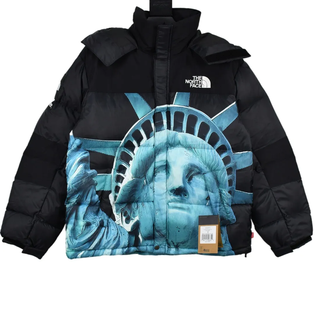MX128💰p910 World-destroying masterpiece, exclusively produced by Supreme 19FW Week 10 x The North Face, the North Face co-branded Statue of Liberty down jacket 1. Original custom-made windproof and waterproof fabric (waterproof + water-repellent process. Note! Waterproof and water-repellent are two concepts. This fabric is compatible with both processes) 2. Original TNF embroidery data in the original effect. Behringer BEKS-Y924 embroidery machine. On-machine operation Achieve exactly the same effect. 3.90 white duck down filling. The overall upper body effect is consistent with YB. 4. Printing. The whole body adopts Israeli Kornit Paradigm technology. The color is repeatedly adjusted more than 20 times to perfectly restore. The perfect alignment details of the whole body are impeccable. The hat can be stored. The collar and hat are filled with down. Correct accessories. Collar label/wash/ Size: S~XL