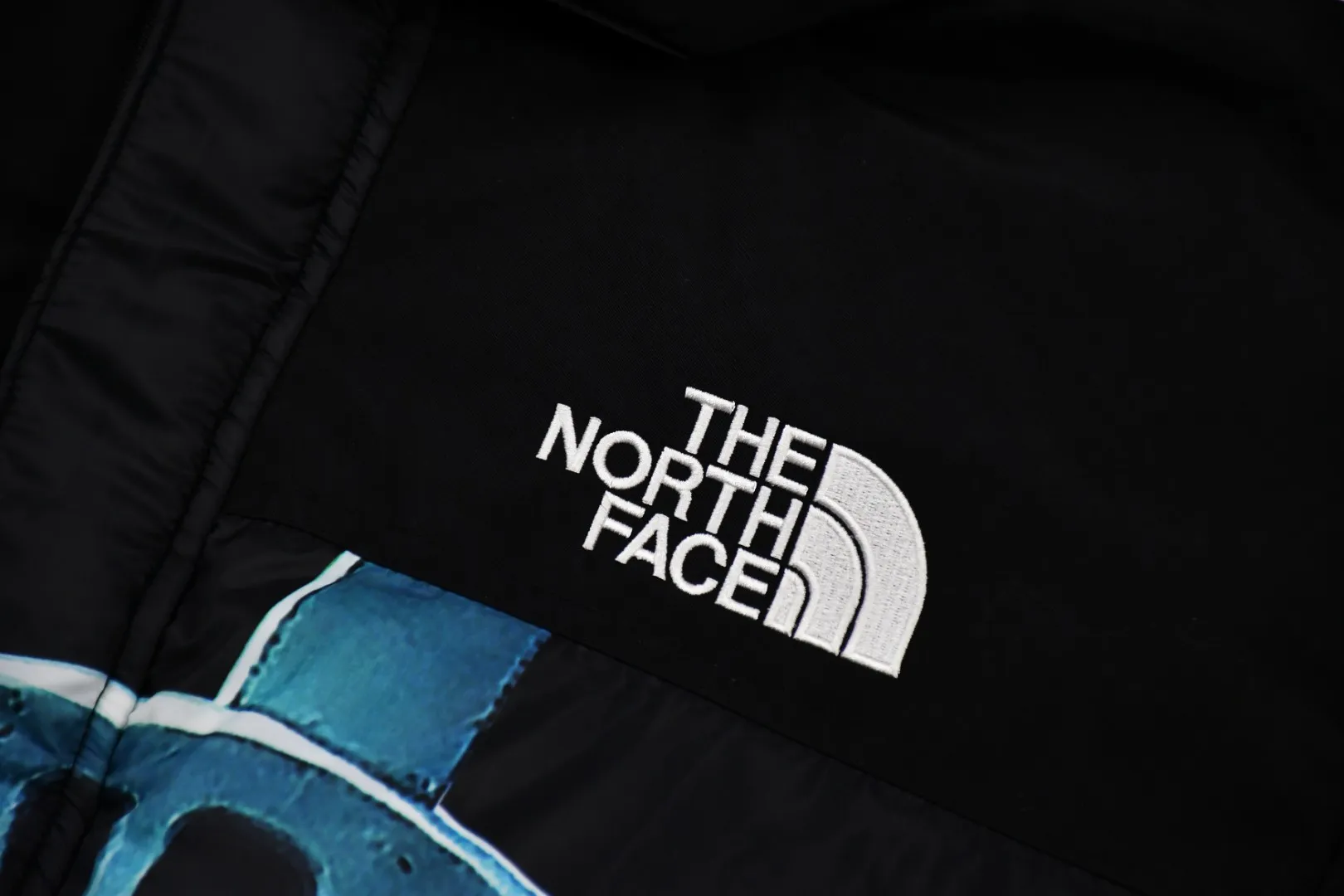 MX128💰p910 World-destroying masterpiece, exclusively produced by Supreme 19FW Week 10 x The North Face, the North Face co-branded Statue of Liberty down jacket 1. Original custom-made windproof and waterproof fabric (waterproof + water-repellent process. Note! Waterproof and water-repellent are two concepts. This fabric is compatible with both processes) 2. Original TNF embroidery data in the original effect. Behringer BEKS-Y924 embroidery machine. On-machine operation Achieve exactly the same effect. 3.90 white duck down filling. The overall upper body effect is consistent with YB. 4. Printing. The whole body adopts Israeli Kornit Paradigm technology. The color is repeatedly adjusted more than 20 times to perfectly restore. The perfect alignment details of the whole body are impeccable. The hat can be stored. The collar and hat are filled with down. Correct accessories. Collar label/wash/ Size: S~XL