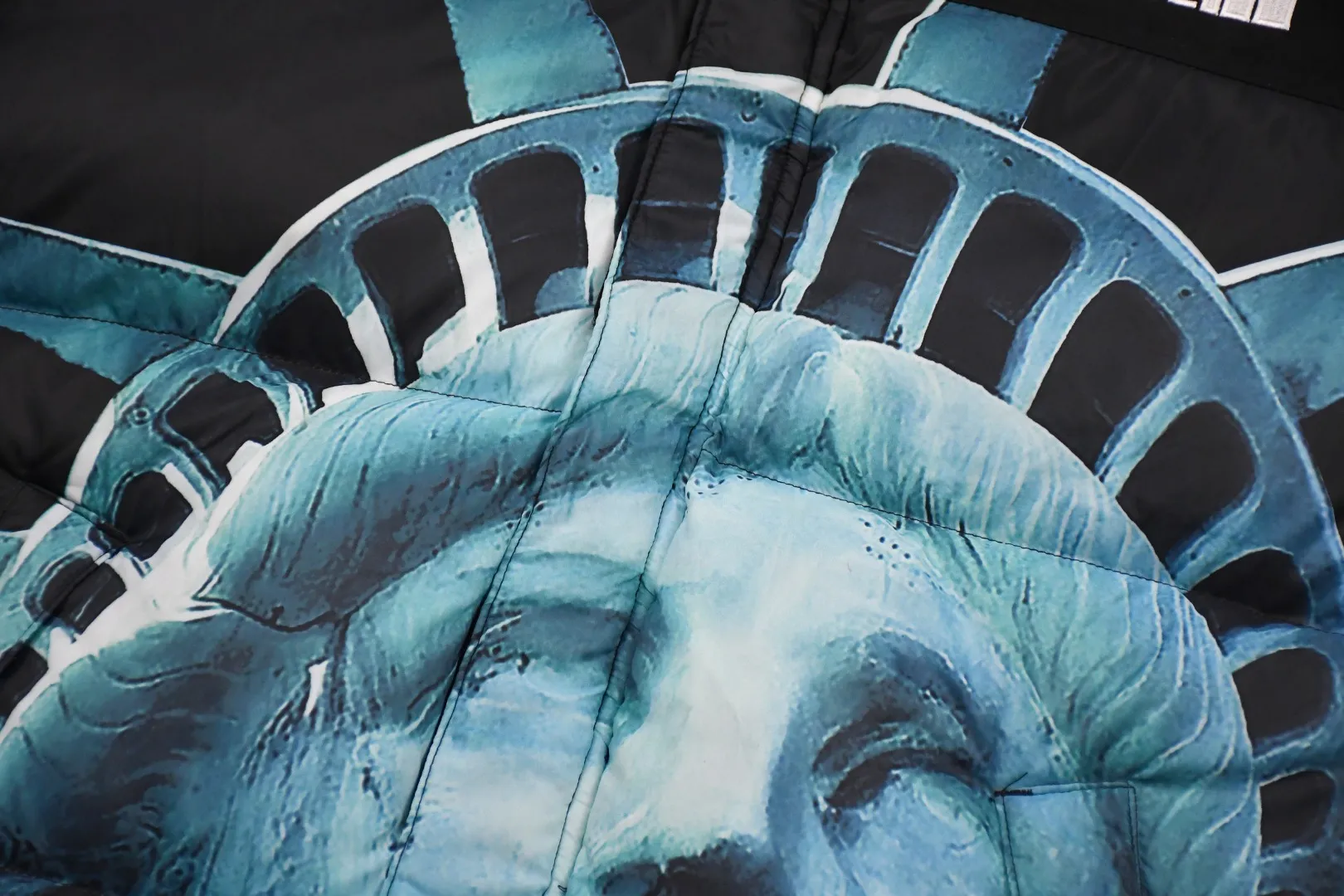 MX128💰p910 World-destroying masterpiece, exclusively produced by Supreme 19FW Week 10 x The North Face, the North Face co-branded Statue of Liberty down jacket 1. Original custom-made windproof and waterproof fabric (waterproof + water-repellent process. Note! Waterproof and water-repellent are two concepts. This fabric is compatible with both processes) 2. Original TNF embroidery data in the original effect. Behringer BEKS-Y924 embroidery machine. On-machine operation Achieve exactly the same effect. 3.90 white duck down filling. The overall upper body effect is consistent with YB. 4. Printing. The whole body adopts Israeli Kornit Paradigm technology. The color is repeatedly adjusted more than 20 times to perfectly restore. The perfect alignment details of the whole body are impeccable. The hat can be stored. The collar and hat are filled with down. Correct accessories. Collar label/wash/ Size: S~XL