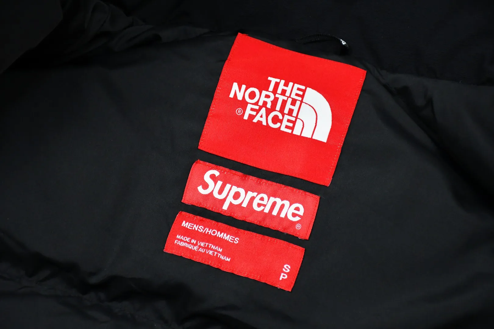 MX128💰p910 World-destroying masterpiece, exclusively produced by Supreme 19FW Week 10 x The North Face, the North Face co-branded Statue of Liberty down jacket 1. Original custom-made windproof and waterproof fabric (waterproof + water-repellent process. Note! Waterproof and water-repellent are two concepts. This fabric is compatible with both processes) 2. Original TNF embroidery data in the original effect. Behringer BEKS-Y924 embroidery machine. On-machine operation Achieve exactly the same effect. 3.90 white duck down filling. The overall upper body effect is consistent with YB. 4. Printing. The whole body adopts Israeli Kornit Paradigm technology. The color is repeatedly adjusted more than 20 times to perfectly restore. The perfect alignment details of the whole body are impeccable. The hat can be stored. The collar and hat are filled with down. Correct accessories. Collar label/wash/ Size: S~XL