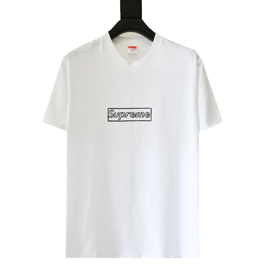 🅿️120 S19 top version Supreme 21ss Week 18 x KAWS joint Chalk LOGO Chalk letter Box Logo short-sleeved T-shirt 1. The fabrics are all custom-woven and dyed 280g weight 100% cotton cylindrical cloth Cylindrical fabric is a knitted fabric woven by a cylinder loom. The needles are distributed in a cylindrical shape on the fuselage. The gray fabric is a large cylinder that needs to be opened and shaped before it can be used further. That is, there are no slits on the side of the clothes, so there is no washing label on the side of ordinary short-sleeves. There is only a collar label behind the neck. 2. Printing uses Cunard fully automatic elliptical heating integrated printing machine 3. The collar label has a watermark anti-counterfeiting effect, a real anti-counterfeiting layer, and a probability-tested version There is a high chance that you will be able to match the original packaging picture. 4. Comes with the original handbag. 5. All details are synchronized with ZP, which is a flash hit on the market. Destroy the world. Size: S-XL.