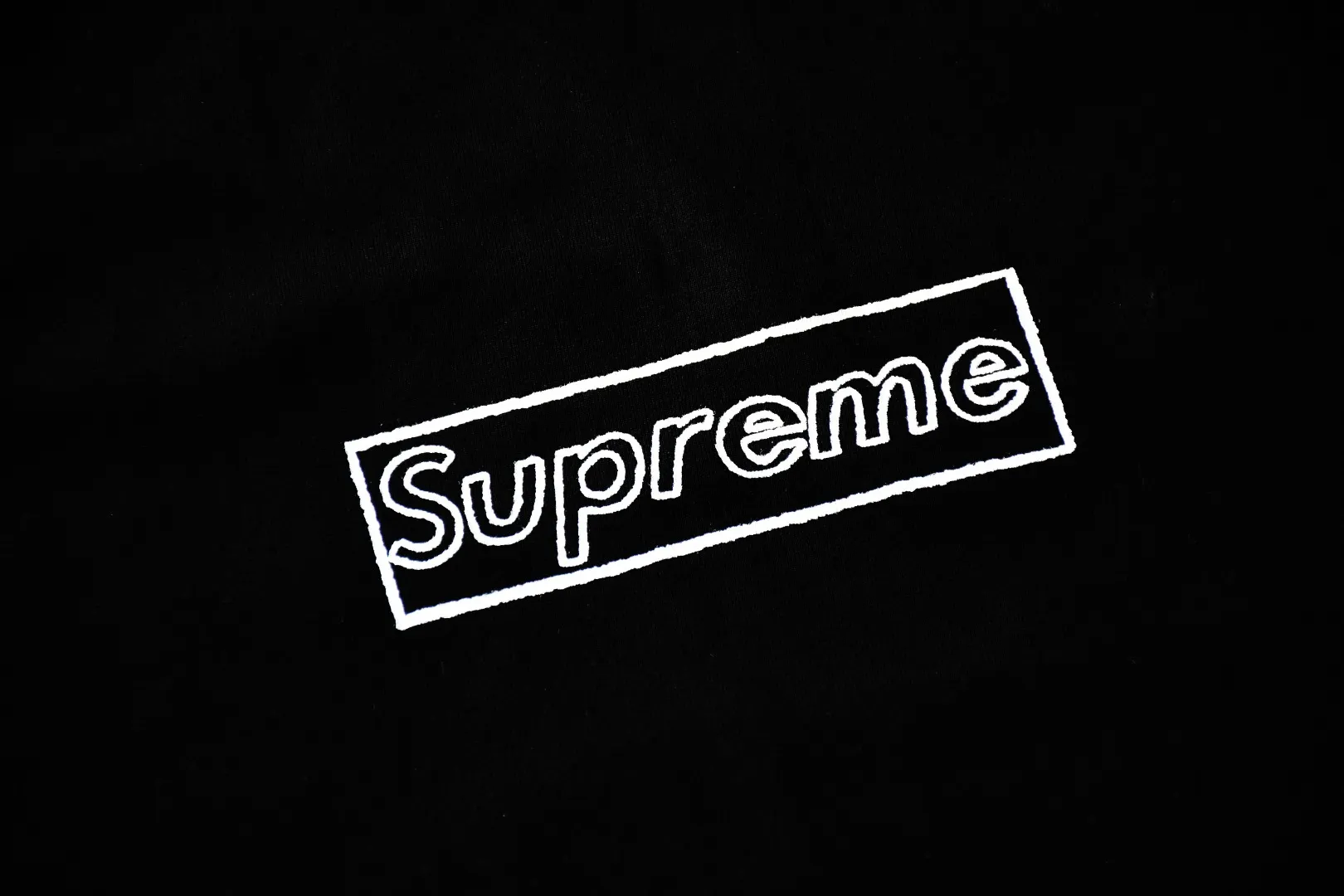 🅿️120 S19 top version Supreme 21ss Week 18 x KAWS joint Chalk LOGO Chalk letter Box Logo short-sleeved T-shirt 1. The fabrics are all custom-woven and dyed 280g weight 100% cotton cylindrical cloth Cylindrical fabric is a knitted fabric woven by a cylinder loom. The needles are distributed in a cylindrical shape on the fuselage. The gray fabric is a large cylinder that needs to be opened and shaped before it can be used further. That is, there are no slits on the side of the clothes, so there is no washing label on the side of ordinary short-sleeves. There is only a collar label behind the neck. 2. Printing uses Cunard fully automatic elliptical heating integrated printing machine 3. The collar label has a watermark anti-counterfeiting effect, a real anti-counterfeiting layer, and a probability-tested version There is a high chance that you will be able to match the original packaging picture. 4. Comes with the original handbag. 5. All details are synchronized with ZP, which is a flash hit on the market. Destroy the world. Size: S-XL.