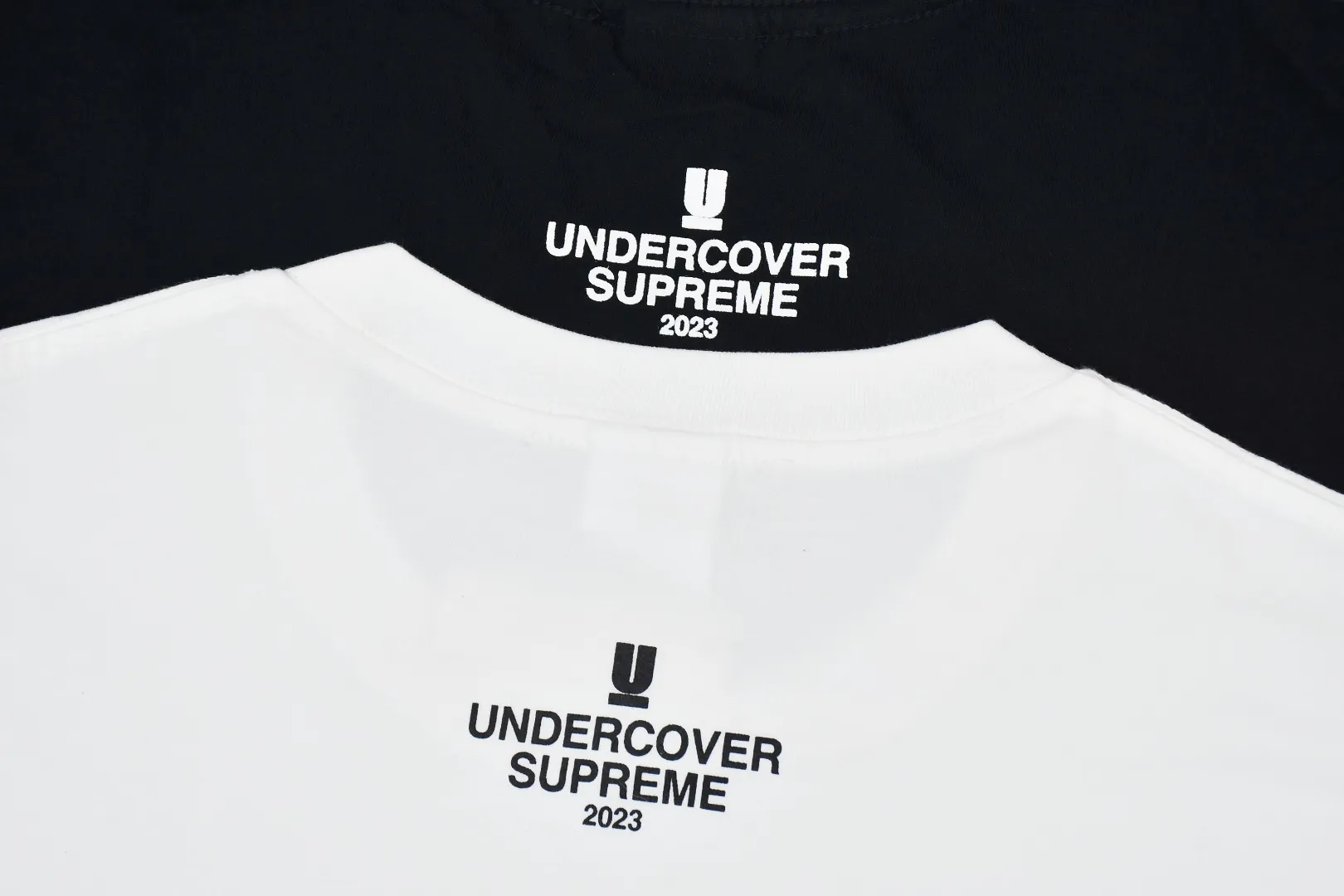 🅿️126 S123 Supreme x Undercover TAG TEE joint slogan printed short-sleeved T-shirt. Refuse to look at pictures to make products. Refuse to compare wrong versions. Use cylindrical seamless technology (original technology, there are no stitched bones on the side of the clothes, key points of identification) The fabrics are all custom-woven and dyed, 280g weight, 100% cotton, cylindrical fabric. Cylindrical fabric is a knitted fabric woven with a cylinder loom. The needles are distributed in a cylindrical shape on the fuselage. The gray fabric is a large cylinder, which needs to be opened and shaped before it can be used further. There are no slits on the side of the clothes, so there is no washing label on the side of ordinary short-sleeves. There is only one collar label behind the neck. The printing uses thermosetting ink printing imported from Belgium, also known as plastic ink, or self-adhesive ink. Its ingredients are: mainly composed of polyvinyl chloride (PVC) and phthalates, including PVC and phthalates, color fixing agents, and stabilizers. Agents and thickeners are mixed to form thermosetting ink, which is not the digital direct printing marketed on the market. The printing texture of thermosetting ink is unachievable by other processes. The collar label has a watermark anti-counterfeiting effect, a real anti-counterfeiting layer, a probability of passing the version, and a high probability of passing the original packaging picture. Size：S-XL