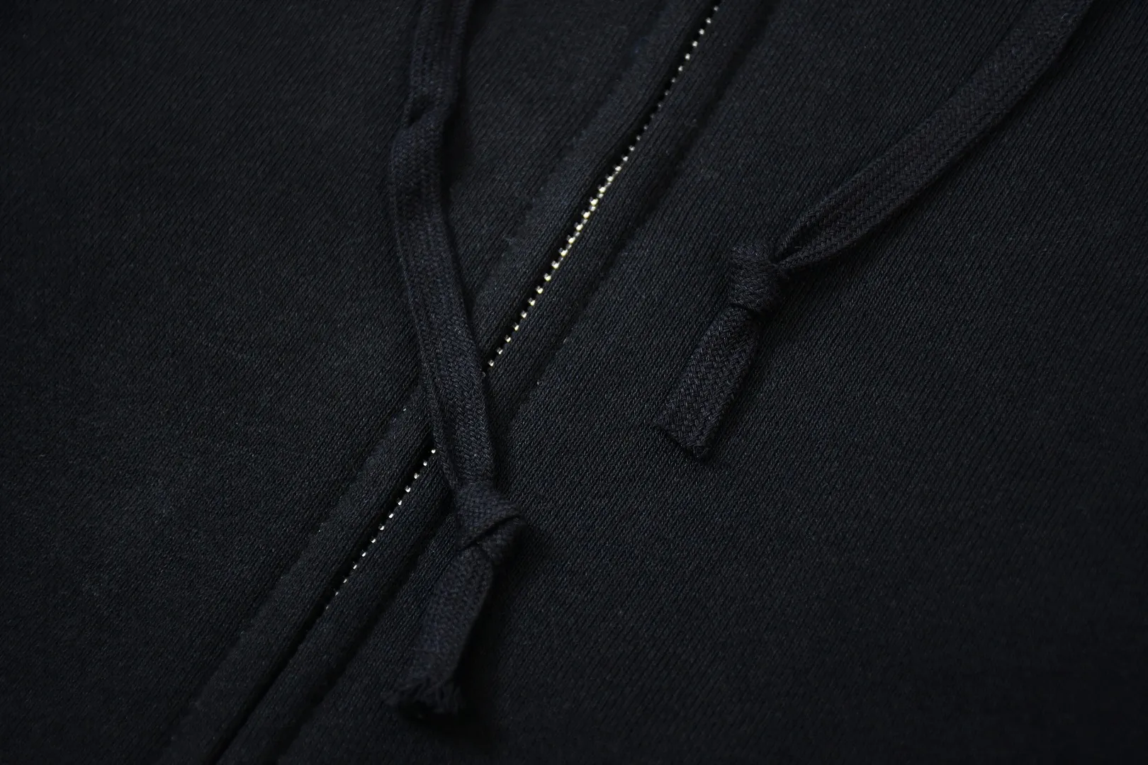 S600💰p370 Top version SUPREME®/THRASHER® CREWNECK FW24 Flame co-branded letter printed zipper hooded sweatshirt Fabric: ZP assay Custom woven and dyed Pure cotton 460G plus velvet main fabric Horizontal cutting 520G 2X2 thread Printing: Printing uses thermoset ink printing, also known as plastic ink, or self-adhesive ink. Its ingredients are: mainly composed of polyvinyl chloride (PVC) and phthalates. PVC and phthalates, color fixing agents, stabilizers, and thickeners are mixed to form thermoset ink. It is not the digital direct printing advertised on the market. The printing texture of thermoset ink is beyond the reach of digital direct printing. Customized ZP YKK zipper/main label/wash label/tag/packaging bag (equipped with extra large thickened handbag) Size: S~XL