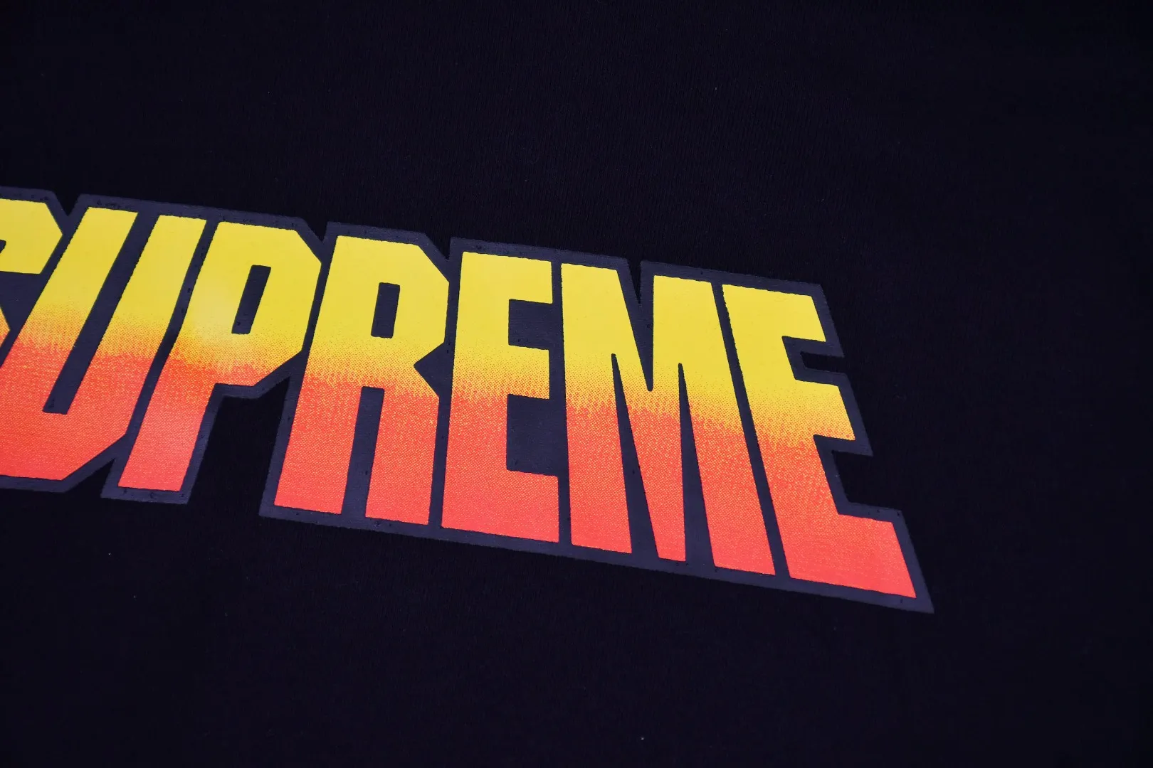 S580💰p320 Top version Supreme 24FW GRADIENT HOODED Gradient logo printed hooded sweatshirt 1. Fabric: ZP test, custom weaving and dyeing, pure cotton 460G plus velvet main fabric, horizontal cutting 520G 2X2 thread 2. Printing: Printing uses thermoset ink printing, also known as plastic ink, or self-adhesive ink. Its ingredients are: mainly composed of polyvinyl chloride (PVC) and phthalates. PVC and phthalates, color fixing agents, stabilizers, and thickeners are mixed to form thermoset ink. It is not the digital direct printing advertised on the market. The printing texture of thermoset ink cannot be achieved by digital direct printing. 3. Sewing process: Twelve places of the whole garment are made of boneless splicing technology, processed by experienced foreign trade factories (ordinary factories cannot do it) 4. Hem and cuffs: all use 520G inelastic threads (low-end products use elastic threads to cause the hem and cuffs to appear wavy) 5. Customized ZP main label/wash water label/hangtag/packaging bag (equipped with an extra-large thickened handbag) Size: S~XL
