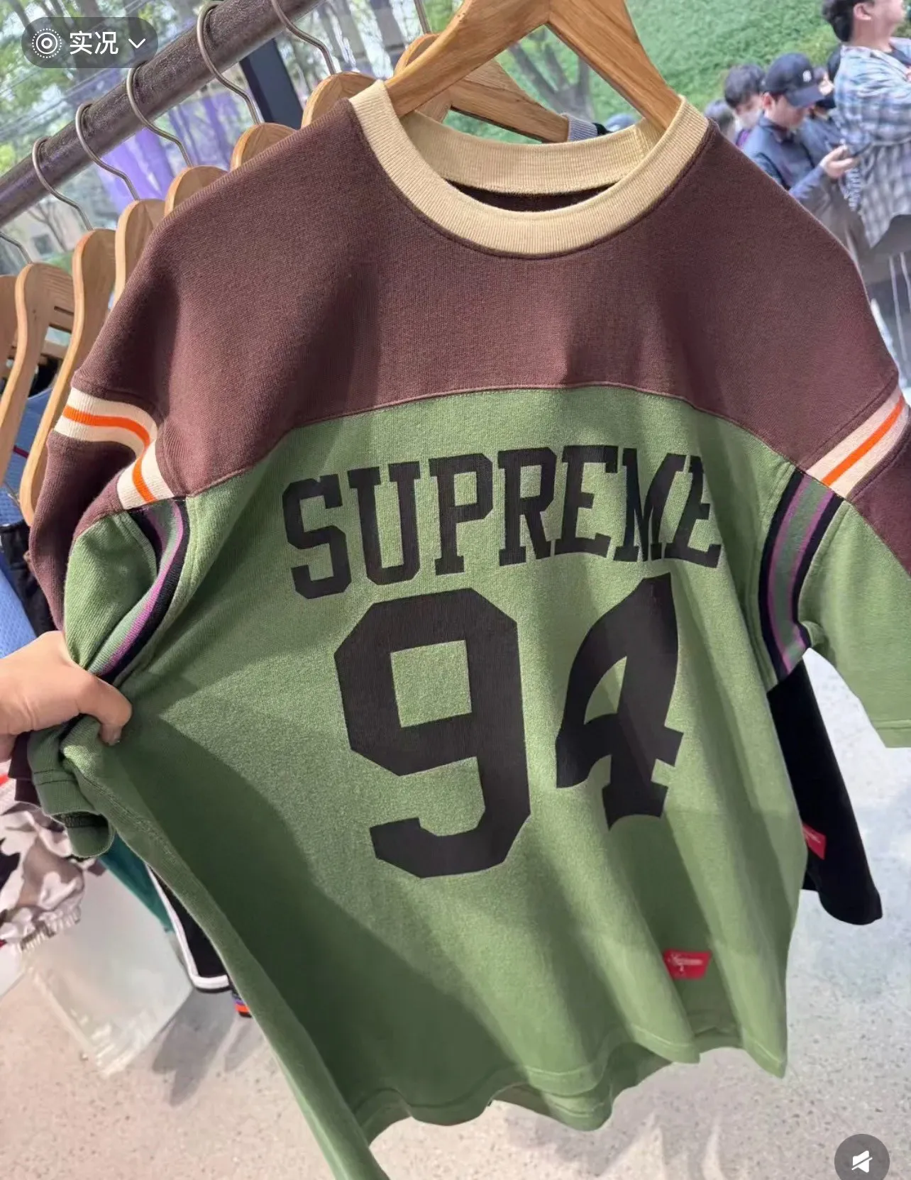 S626💰p220 Supreme SS25 WEEK8 Split S/S Football Top patchwork pattern ribbed round neck short-sleeved American trendy football jersey for men and women. Original purchase and development! The color matching thread is customized at 1:1, and the accessories and details are all in place!  Color: Black Green Size: S M L