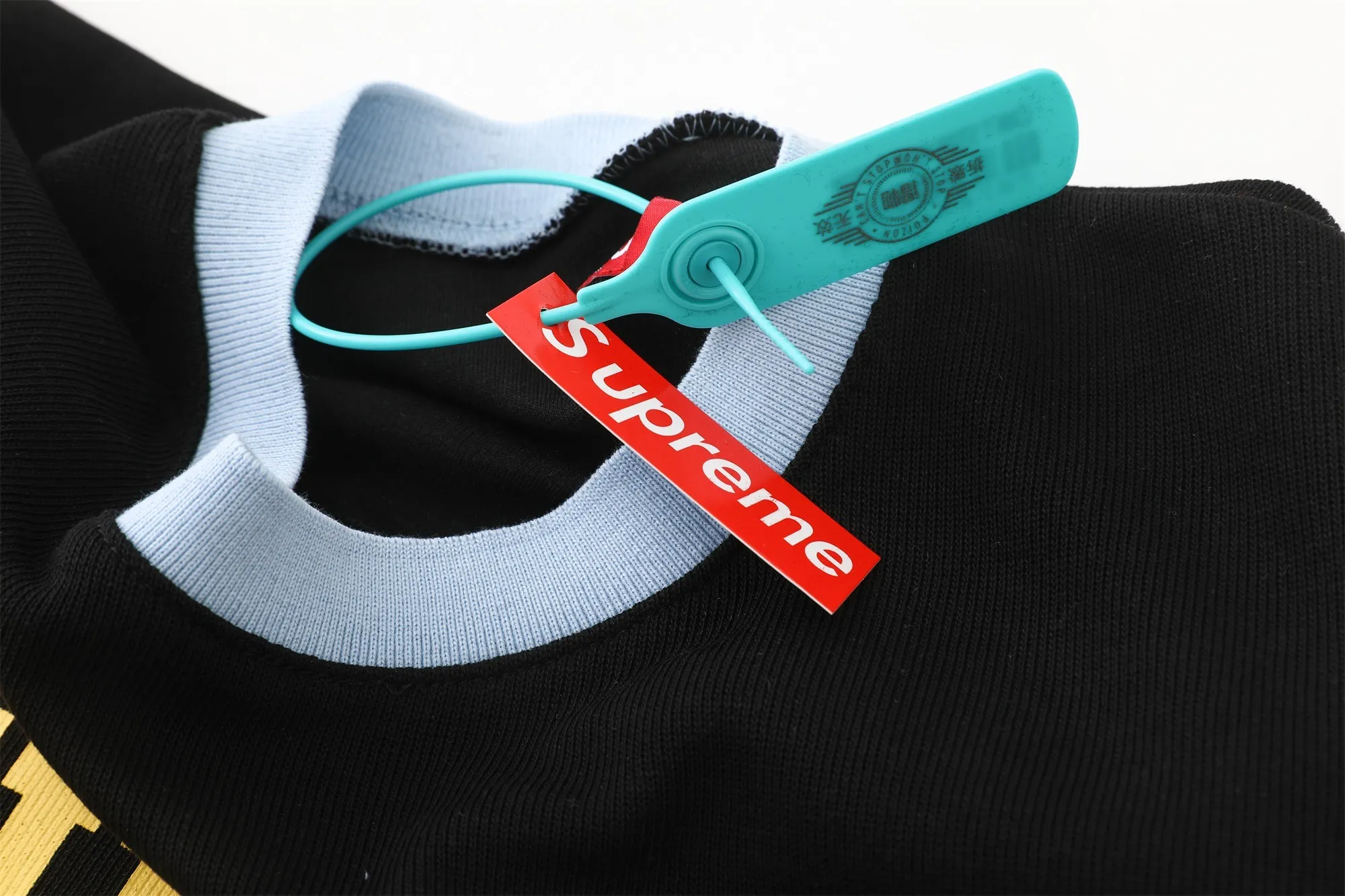 S626💰p220 Supreme SS25 WEEK8 Split S/S Football Top patchwork pattern ribbed round neck short-sleeved American trendy football jersey for men and women. Original purchase and development! The color matching thread is customized at 1:1, and the accessories and details are all in place!  Color: Black Green Size: S M L