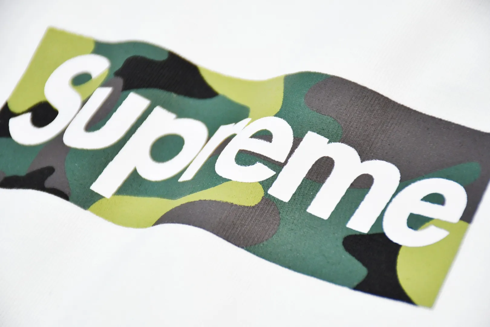 🅿️130 S132 Supreme 23fw camouflage BOX LOGO short-sleeved T-shirt. Refuse to look at pictures to make products. Refuse to compare with wrong versions. Use cylindrical seamless technology (original technology. There are no stitched bones on the side of the clothes. Key points of identification) The fabrics are all custom-woven and dyed, 280g weight, 100% cotton, cylindrical fabric. Cylindrical fabric is a knitted fabric woven with a cylinder loom. The needles are distributed in a cylindrical shape on the fuselage. The gray fabric is a large cylinder, which needs to be opened and shaped before it can be used further. There are no slits on the side of the clothes, so there is no washing label on the side of ordinary short-sleeves. There is only one collar label behind the neck. The printing uses thermosetting ink printing imported from Belgium (different from conventional thermal transfer printing), also known as plastic ink, or self-adhesive ink. Its ingredients are: mainly composed of polyvinyl chloride (PVC) and phthalates. PVC and phthalates, solid color The thermoset ink is composed of a mixture of agents, stabilizers, and thickeners. It is not the digital direct printing advertised on the market. The printing texture of thermoset ink cannot be achieved by digital direct printing. The collar label has a watermark anti-counterfeiting effect, a real anti-counterfeiting layer, a version with a high probability of passing the inspection, and a high probability of passing the original packaging picture. Size：S-XL