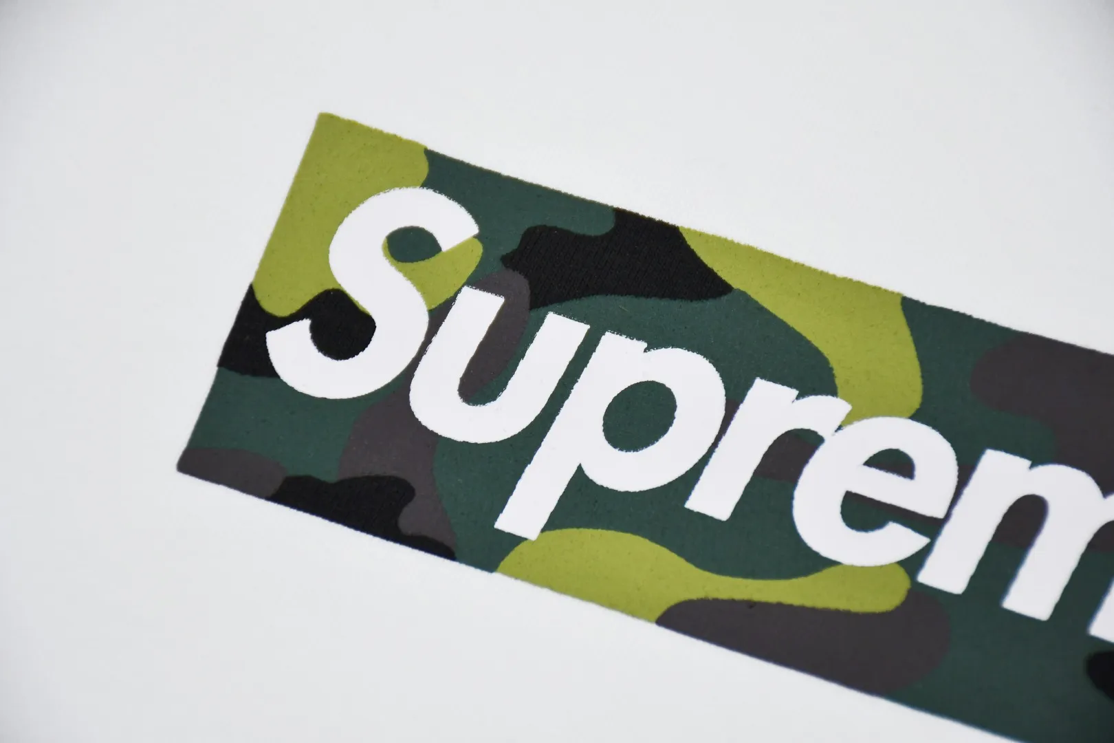 🅿️130 S132 Supreme 23fw camouflage BOX LOGO short-sleeved T-shirt. Refuse to look at pictures to make products. Refuse to compare with wrong versions. Use cylindrical seamless technology (original technology. There are no stitched bones on the side of the clothes. Key points of identification) The fabrics are all custom-woven and dyed, 280g weight, 100% cotton, cylindrical fabric. Cylindrical fabric is a knitted fabric woven with a cylinder loom. The needles are distributed in a cylindrical shape on the fuselage. The gray fabric is a large cylinder, which needs to be opened and shaped before it can be used further. There are no slits on the side of the clothes, so there is no washing label on the side of ordinary short-sleeves. There is only one collar label behind the neck. The printing uses thermosetting ink printing imported from Belgium (different from conventional thermal transfer printing), also known as plastic ink, or self-adhesive ink. Its ingredients are: mainly composed of polyvinyl chloride (PVC) and phthalates. PVC and phthalates, solid color The thermoset ink is composed of a mixture of agents, stabilizers, and thickeners. It is not the digital direct printing advertised on the market. The printing texture of thermoset ink cannot be achieved by digital direct printing. The collar label has a watermark anti-counterfeiting effect, a real anti-counterfeiting layer, a version with a high probability of passing the inspection, and a high probability of passing the original packaging picture. Size：S-XL