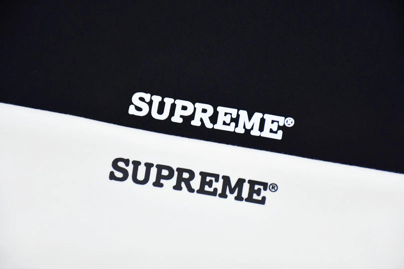 🅿️130 S155 top version Supreme 24SS Patchwork Tee T-shirt with colorful logo letters printed on the back. Refuse to look at pictures to make products. Refuse to compare wrong versions. Use cylindrical seamless technology (original technology. There are no stitched bones on the side of the clothes. Key points of identification) The fabrics are all custom-woven and dyed, 280g weight, 100% cotton, cylindrical fabric. Cylindrical fabric is a knitted fabric woven with a cylinder loom. The needles are distributed in a cylindrical shape on the fuselage. The gray fabric is a large cylinder, which needs to be opened and shaped before it can be used further. There are no slits on the side of the clothes, so there is no washing label on the side of ordinary short-sleeves. There is only one collar label behind the neck. The printing uses thermosetting ink printing imported from Belgium (different from conventional thermal transfer printing), also known as plastic ink, or self-adhesive ink. Its ingredients are: mainly composed of polyvinyl chloride (PVC) and phthalates. PVC and phthalates, solid color The thermoset ink is composed of a mixture of agents, stabilizers, and thickeners. It is not the digital direct printing advertised on the market. The printing texture of thermoset ink cannot be achieved by digital direct printing. The collar label has a watermark anti-counterfeiting effect, a real anti-counterfeiting layer, a version with a high probability of passing the inspection, and a high probability of passing the original packaging picture. Size：S-XL