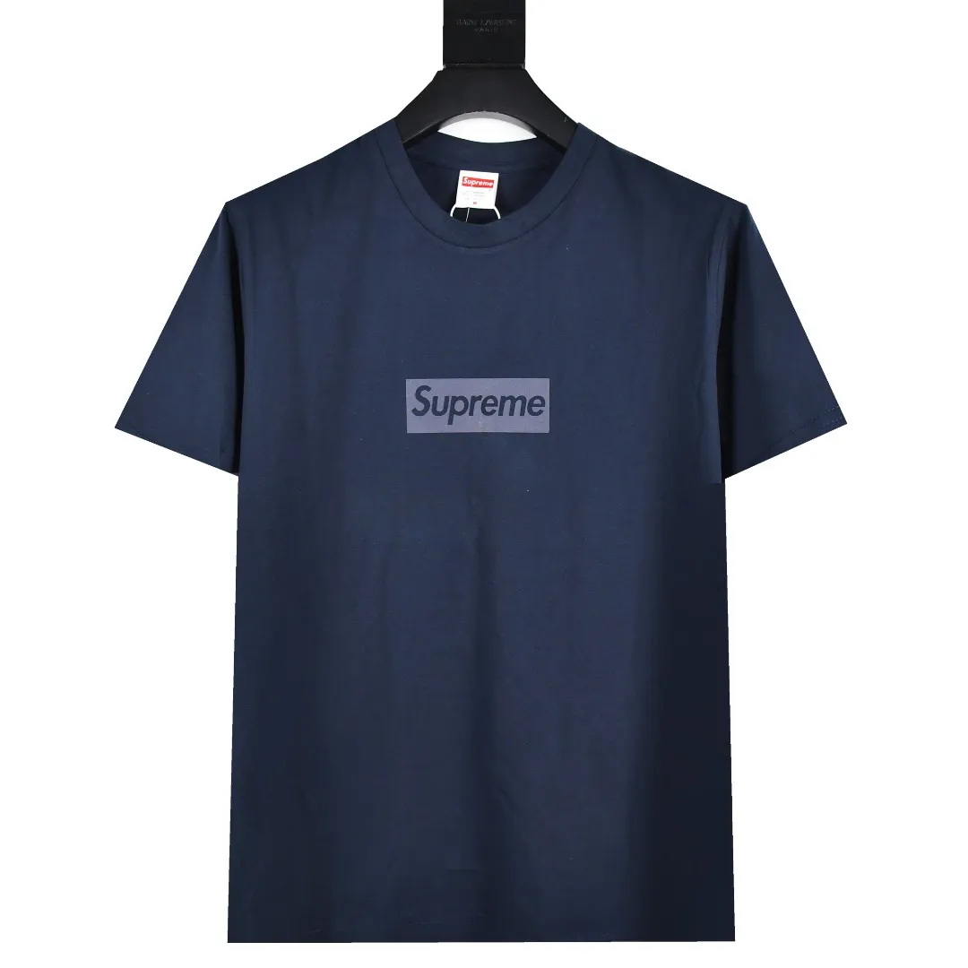 🅿️120 S88 top version Supreme 23SS Tonal Box Logo Tee Bogo short-sleeved T-shirt in the same color. For those of us who focus on top-level Sup products, this short-sleeved one is naturally available. It adopts cylindrical seamless technology (original technology, there are no stitched bones on the side of the clothes, the key point of identification) The fabrics are all custom-woven and dyed, 280g weight, 100% cotton, cylindrical fabric. Cylindrical fabric is a knitted fabric woven with a cylinder loom. The needles are distributed in a cylindrical shape on the fuselage. The gray fabric is a large cylinder, which needs to be opened and shaped before further use. There is no slit on the side of the clothes, so there is no washing label on the side of ordinary short-sleeves. There is only one collar label behind the neck. The printing is printed with thermosetting ink, also known as plastic. Ink, or self-adhesive ink, contains ingredients: mainly composed of polyvinyl chloride (PVC) and phthalates. PVC and phthalates, fixing agents, stabilizers, and thickeners are mixed to form a thermal ink. Solid ink is not the digital direct printing advertised on the market. The printing texture of thermoset ink is something that digital direct printing cannot achieve. The collar label has a watermark anti-counterfeiting effect, a real anti-counterfeiting layer, a probability of passing the version, and a high probability of passing the original packaging picture. Size：S-XL
