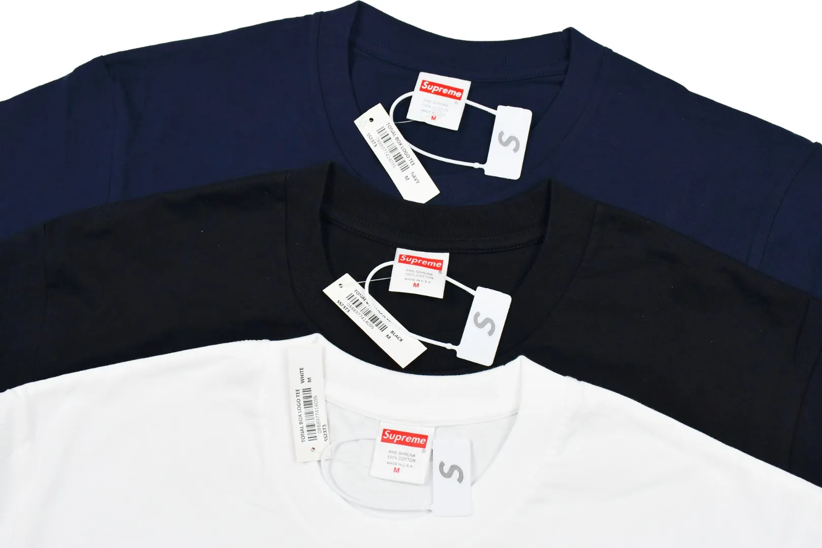 🅿️120 S88 top version Supreme 23SS Tonal Box Logo Tee Bogo short-sleeved T-shirt in the same color. For those of us who focus on top-level Sup products, this short-sleeved one is naturally available. It adopts cylindrical seamless technology (original technology, there are no stitched bones on the side of the clothes, the key point of identification) The fabrics are all custom-woven and dyed, 280g weight, 100% cotton, cylindrical fabric. Cylindrical fabric is a knitted fabric woven with a cylinder loom. The needles are distributed in a cylindrical shape on the fuselage. The gray fabric is a large cylinder, which needs to be opened and shaped before further use. There is no slit on the side of the clothes, so there is no washing label on the side of ordinary short-sleeves. There is only one collar label behind the neck. The printing is printed with thermosetting ink, also known as plastic. Ink, or self-adhesive ink, contains ingredients: mainly composed of polyvinyl chloride (PVC) and phthalates. PVC and phthalates, fixing agents, stabilizers, and thickeners are mixed to form a thermal ink. Solid ink is not the digital direct printing advertised on the market. The printing texture of thermoset ink is something that digital direct printing cannot achieve. The collar label has a watermark anti-counterfeiting effect, a real anti-counterfeiting layer, a probability of passing the version, and a high probability of passing the original packaging picture. Size：S-XL