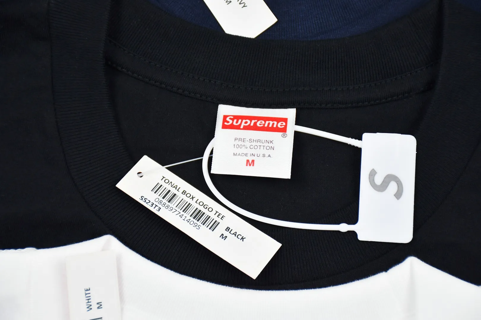 🅿️120 S88 top version Supreme 23SS Tonal Box Logo Tee Bogo short-sleeved T-shirt in the same color. For those of us who focus on top-level Sup products, this short-sleeved one is naturally available. It adopts cylindrical seamless technology (original technology, there are no stitched bones on the side of the clothes, the key point of identification) The fabrics are all custom-woven and dyed, 280g weight, 100% cotton, cylindrical fabric. Cylindrical fabric is a knitted fabric woven with a cylinder loom. The needles are distributed in a cylindrical shape on the fuselage. The gray fabric is a large cylinder, which needs to be opened and shaped before further use. There is no slit on the side of the clothes, so there is no washing label on the side of ordinary short-sleeves. There is only one collar label behind the neck. The printing is printed with thermosetting ink, also known as plastic. Ink, or self-adhesive ink, contains ingredients: mainly composed of polyvinyl chloride (PVC) and phthalates. PVC and phthalates, fixing agents, stabilizers, and thickeners are mixed to form a thermal ink. Solid ink is not the digital direct printing advertised on the market. The printing texture of thermoset ink is something that digital direct printing cannot achieve. The collar label has a watermark anti-counterfeiting effect, a real anti-counterfeiting layer, a probability of passing the version, and a high probability of passing the original packaging picture. Size：S-XL