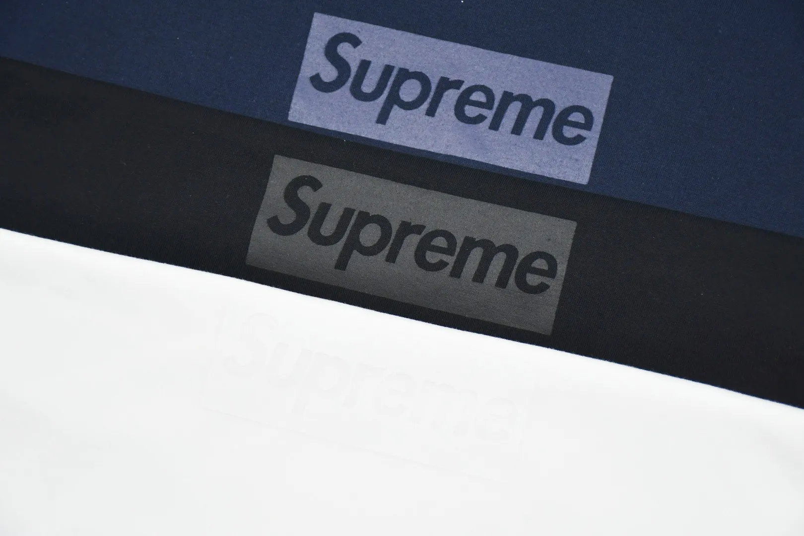 🅿️120 S88 top version Supreme 23SS Tonal Box Logo Tee Bogo short-sleeved T-shirt in the same color. For those of us who focus on top-level Sup products, this short-sleeved one is naturally available. It adopts cylindrical seamless technology (original technology, there are no stitched bones on the side of the clothes, the key point of identification) The fabrics are all custom-woven and dyed, 280g weight, 100% cotton, cylindrical fabric. Cylindrical fabric is a knitted fabric woven with a cylinder loom. The needles are distributed in a cylindrical shape on the fuselage. The gray fabric is a large cylinder, which needs to be opened and shaped before further use. There is no slit on the side of the clothes, so there is no washing label on the side of ordinary short-sleeves. There is only one collar label behind the neck. The printing is printed with thermosetting ink, also known as plastic. Ink, or self-adhesive ink, contains ingredients: mainly composed of polyvinyl chloride (PVC) and phthalates. PVC and phthalates, fixing agents, stabilizers, and thickeners are mixed to form a thermal ink. Solid ink is not the digital direct printing advertised on the market. The printing texture of thermoset ink is something that digital direct printing cannot achieve. The collar label has a watermark anti-counterfeiting effect, a real anti-counterfeiting layer, a probability of passing the version, and a high probability of passing the original packaging picture. Size：S-XL