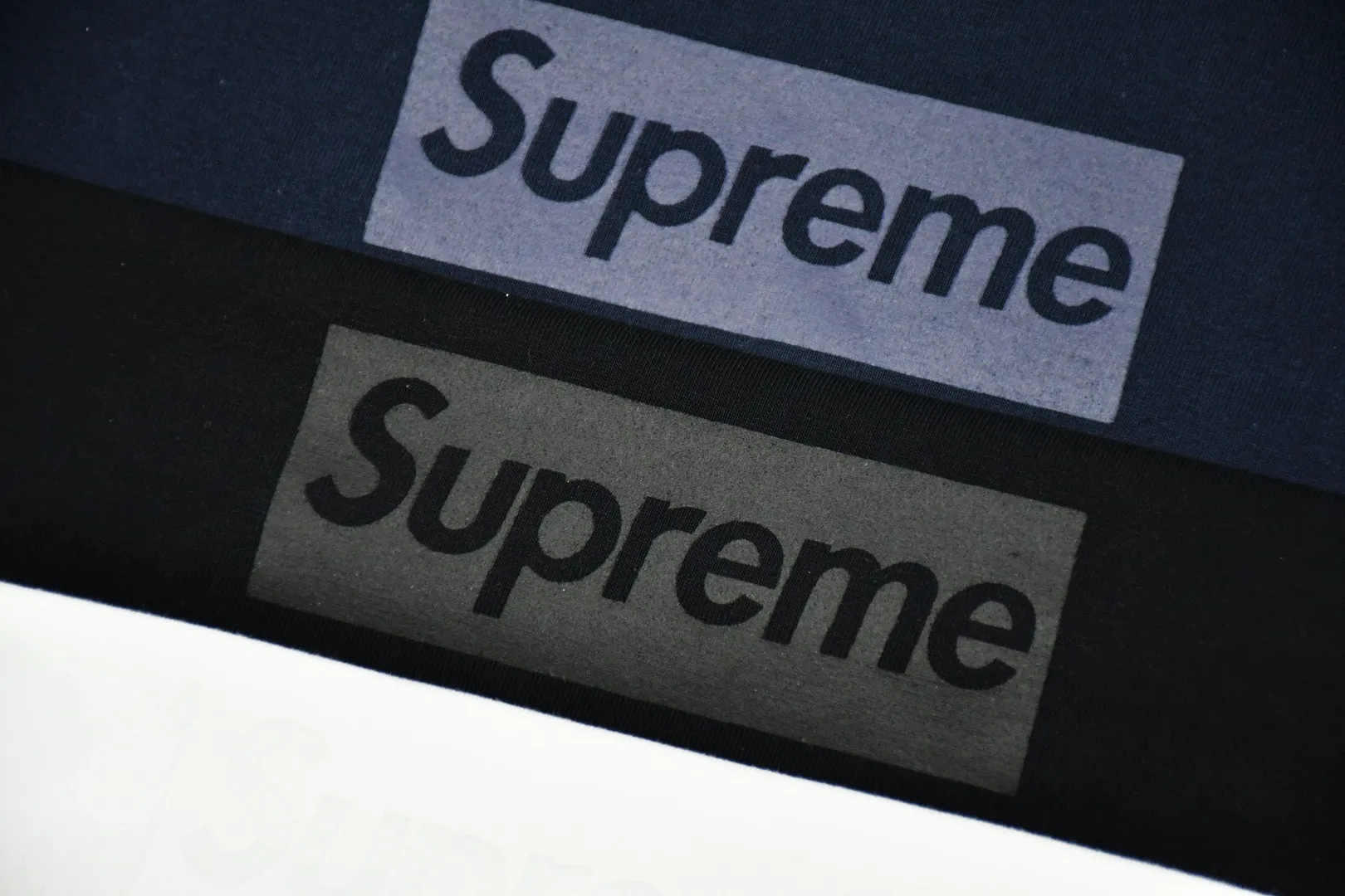 🅿️120 S88 top version Supreme 23SS Tonal Box Logo Tee Bogo short-sleeved T-shirt in the same color. For those of us who focus on top-level Sup products, this short-sleeved one is naturally available. It adopts cylindrical seamless technology (original technology, there are no stitched bones on the side of the clothes, the key point of identification) The fabrics are all custom-woven and dyed, 280g weight, 100% cotton, cylindrical fabric. Cylindrical fabric is a knitted fabric woven with a cylinder loom. The needles are distributed in a cylindrical shape on the fuselage. The gray fabric is a large cylinder, which needs to be opened and shaped before further use. There is no slit on the side of the clothes, so there is no washing label on the side of ordinary short-sleeves. There is only one collar label behind the neck. The printing is printed with thermosetting ink, also known as plastic. Ink, or self-adhesive ink, contains ingredients: mainly composed of polyvinyl chloride (PVC) and phthalates. PVC and phthalates, fixing agents, stabilizers, and thickeners are mixed to form a thermal ink. Solid ink is not the digital direct printing advertised on the market. The printing texture of thermoset ink is something that digital direct printing cannot achieve. The collar label has a watermark anti-counterfeiting effect, a real anti-counterfeiting layer, a probability of passing the version, and a high probability of passing the original packaging picture. Size：S-XL
