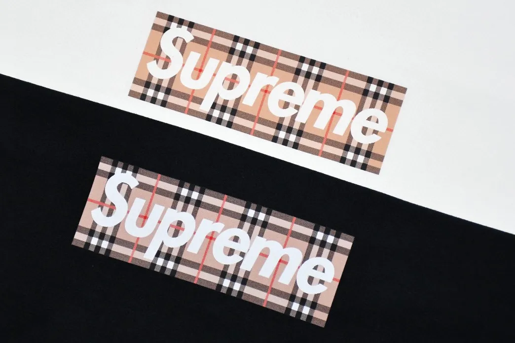 #S21 P110💰 Supreme SS22 Week 3 x Burberry co-branded Box Logo Tee Logo printed round neck comfortable short-sleeved T-shirt. The same style for men and women is made of 260g combed cotton double yarn. From fabrics to accessories, all three standards are complete and follow ZP. Imported Matsui company slurry printing will never crack. The whole piece is made of three-needle five-thread technology. The neckline-shoulder seam-sleeve seam is double-lined, which looks more three-dimensional and textured.) The same process as the original version, classic version Feel free to compare zp. The whole piece is made using three-needle five-thread craftsmanship. The neckline-shoulder seam-sleeve seam is double-threaded, which looks more three-dimensional and textured.) It has the same craftsmanship as the original original, classic version. Color: black and white. Size: S M L XL XXL.