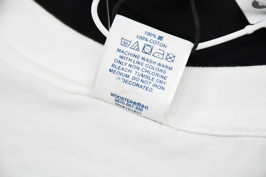 #S21 P110💰 Supreme SS22 Week 3 x Burberry co-branded Box Logo Tee Logo printed round neck comfortable short-sleeved T-shirt. The same style for men and women is made of 260g combed cotton double yarn. From fabrics to accessories, all three standards are complete and follow ZP. Imported Matsui company slurry printing will never crack. The whole piece is made of three-needle five-thread technology. The neckline-shoulder seam-sleeve seam is double-lined, which looks more three-dimensional and textured.) The same process as the original version, classic version Feel free to compare zp. The whole piece is made using three-needle five-thread craftsmanship. The neckline-shoulder seam-sleeve seam is double-threaded, which looks more three-dimensional and textured.) It has the same craftsmanship as the original original, classic version. Color: black and white. Size: S M L XL XXL.