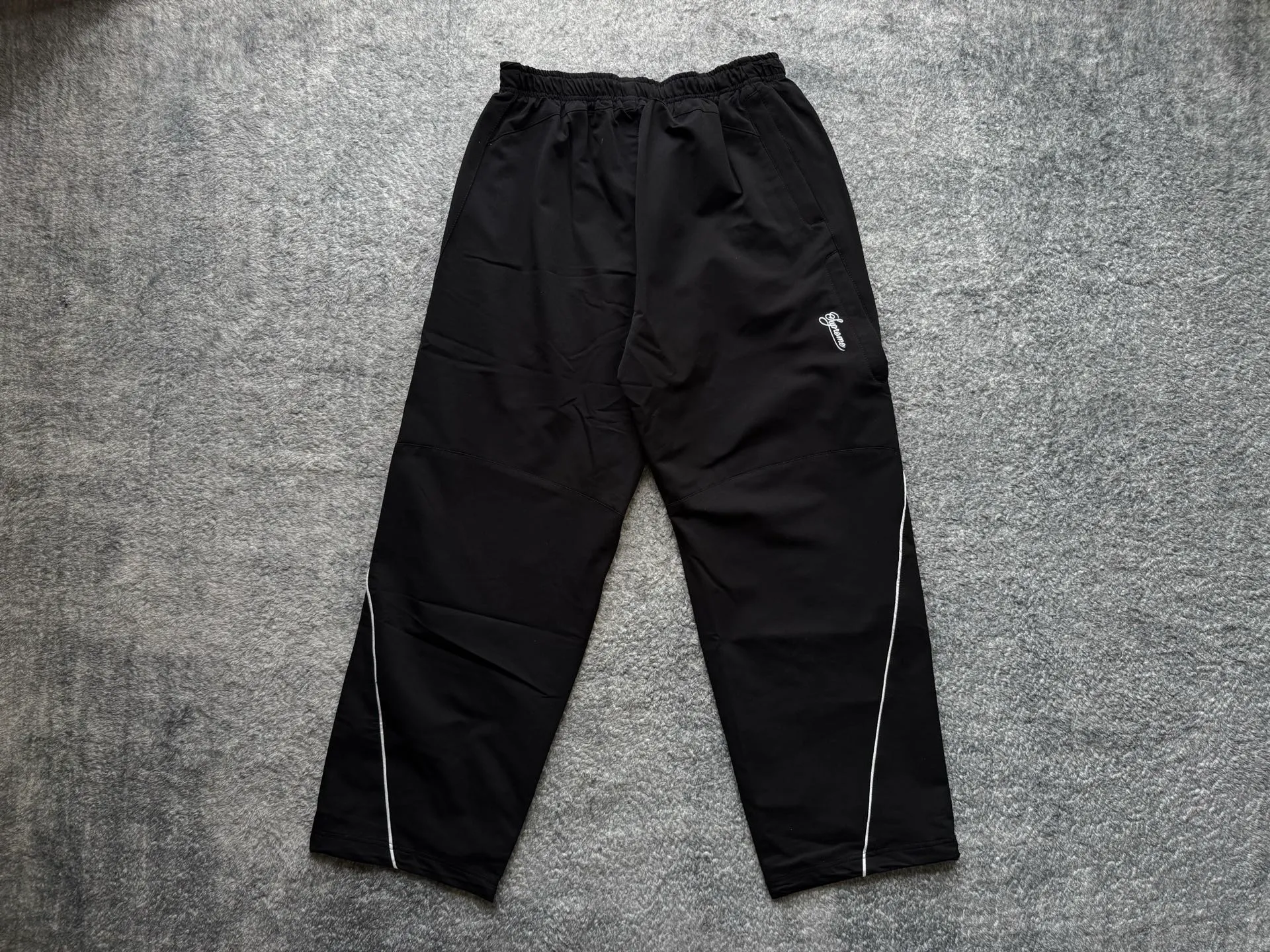 P430 Supreme x Nike joint model SS25 WEEK4 Track Jacket embroidered cuffs logo zipper closure jacket, same style for men and women, original 1:1 customization, customized accessories, all three standards Color: black purple Pants size: S-XL Pants length Waist Hips S 99 74 112 M 101 78 116 L 103 82 120 XL 105 86 124