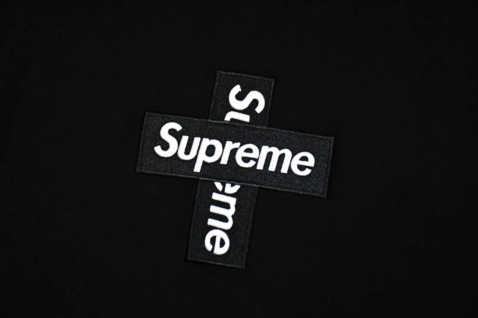 S454💰p320 Top version Supreme FW20 Week 15 Cross Box Logo Hooded Sweatshirt Cross embroidery hooded sweatshirt For those of us who focus on top Supreme, the cross sweatshirt is naturally available. ZP purchase and pattern making operation 1. Fabric: ZP testing, custom weaving and dyeing, pure cotton 460G plus velvet main fabric, horizontal cutting, side stitching 520G 2X2 thread 2. Embroidery: The embroidery equipment is operated by BEHRINGER BEKS-Y924 machine (a level higher than Tajima embroidery machine). The embroidery thickness, saturation and size are all consistent. 3. Sewing process: The whole garment adopts four-needle and six-thread boneless splicing technology in twelve places. Processed by a senior foreign trade factory (ordinary factories cannot do it). 4. Hem and cuffs: all use 520G inelastic thread. (Low-end products use elastic threads to cause the hem and cuffs to appear wavy) 5. Customized ZP main label/wash water label/hangtag/packaging bag (equipped with an extra-large thickened handbag) Size: S~XL