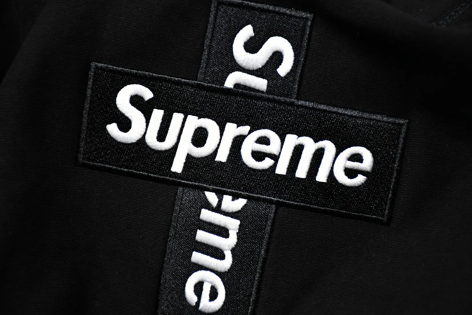 S454💰p320 Top version Supreme FW20 Week 15 Cross Box Logo Hooded Sweatshirt Cross embroidery hooded sweatshirt For those of us who focus on top Supreme, the cross sweatshirt is naturally available. ZP purchase and pattern making operation 1. Fabric: ZP testing, custom weaving and dyeing, pure cotton 460G plus velvet main fabric, horizontal cutting, side stitching 520G 2X2 thread 2. Embroidery: The embroidery equipment is operated by BEHRINGER BEKS-Y924 machine (a level higher than Tajima embroidery machine). The embroidery thickness, saturation and size are all consistent. 3. Sewing process: The whole garment adopts four-needle and six-thread boneless splicing technology in twelve places. Processed by a senior foreign trade factory (ordinary factories cannot do it). 4. Hem and cuffs: all use 520G inelastic thread. (Low-end products use elastic threads to cause the hem and cuffs to appear wavy) 5. Customized ZP main label/wash water label/hangtag/packaging bag (equipped with an extra-large thickened handbag) Size: S~XL