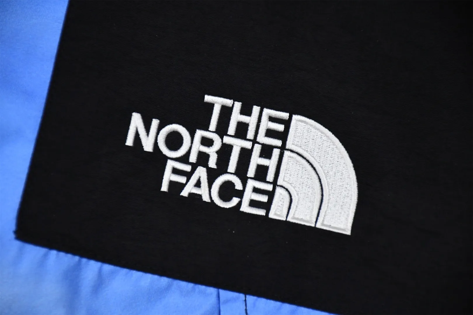 MX80💰p670 MAX/Top version Exclusive quality on the entire network ZP player designated version Supreme The North Face co-branded 17Fw MountainParka North Snow Mountain Jacket Original custom windproof and waterproof fabric (waterproof + anti-water repellent process Attention! Waterproof and anti-water repellent are two concepts. This fabric is compatible with both processes) Original TNF embroidery data Purchase YB embroidery script file (i.e., the operation script data of the embroidery machine) from a domestic TNF foundry at a high price Authentic effect (because the foundry has to avoid some risks and cannot be processed directly in the foundry) you can only find another embroidery machine of the same model (Behringer BEKS-Y924 embroidery machine) and operate it on the machine to achieve the exact same effect. There are 8 YKK zippers in total, and there are three different types of zippers/sliders among the eight, including placket, one No. 5 resin zipper, outer pockets and sleeves, four No. 3 resin zippers, three reverse-pull metal zippers inside, hidden zippers on both sides of pockets and sleeves. Professional grade waterproof coating fabric, whole body laminated professional waterproof coating, first-class waterproof effect, built-in thin velvet, excellent warmth and wind protection, and perfect breathability. Polyamide fiber component dispersed fuel printing red After the outer screen positioning and digital printing, the pieces were cut. More than 20 plates were opened, and the printing was cut and printed by size. Each size and part required workers to cut according to the pattern. It was time-consuming and labor-intensive, and the labor cost was extremely high. Four-color inks were imported from Belgium. Automatic recognition, a total of four sizes, the entire snow mountain of the dress is complete, all counter-sewing, meticulous, embroidered R letter with elephant legs, the embroidery is more full and delicate, the embroidery details are perfect, accessories, laser markings, etc. are all available Size: S-XXL (YB size)