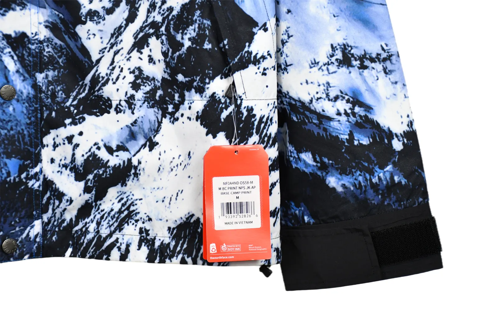 MX80💰p670 MAX/Top version Exclusive quality on the entire network ZP player designated version Supreme The North Face co-branded 17Fw MountainParka North Snow Mountain Jacket Original custom windproof and waterproof fabric (waterproof + anti-water repellent process Attention! Waterproof and anti-water repellent are two concepts. This fabric is compatible with both processes) Original TNF embroidery data Purchase YB embroidery script file (i.e., the operation script data of the embroidery machine) from a domestic TNF foundry at a high price Authentic effect (because the foundry has to avoid some risks and cannot be processed directly in the foundry) you can only find another embroidery machine of the same model (Behringer BEKS-Y924 embroidery machine) and operate it on the machine to achieve the exact same effect. There are 8 YKK zippers in total, and there are three different types of zippers/sliders among the eight, including placket, one No. 5 resin zipper, outer pockets and sleeves, four No. 3 resin zippers, three reverse-pull metal zippers inside, hidden zippers on both sides of pockets and sleeves. Professional grade waterproof coating fabric, whole body laminated professional waterproof coating, first-class waterproof effect, built-in thin velvet, excellent warmth and wind protection, and perfect breathability. Polyamide fiber component dispersed fuel printing red After the outer screen positioning and digital printing, the pieces were cut. More than 20 plates were opened, and the printing was cut and printed by size. Each size and part required workers to cut according to the pattern. It was time-consuming and labor-intensive, and the labor cost was extremely high. Four-color inks were imported from Belgium. Automatic recognition, a total of four sizes, the entire snow mountain of the dress is complete, all counter-sewing, meticulous, embroidered R letter with elephant legs, the embroidery is more full and delicate, the embroidery details are perfect, accessories, laser markings, etc. are all available Size: S-XXL (YB size)