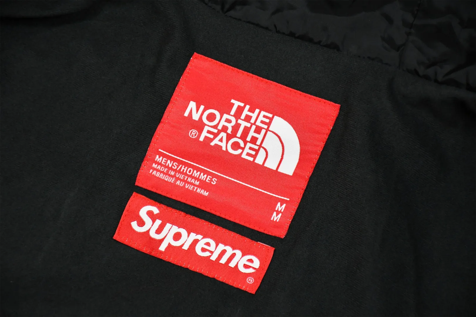 MX80💰p670 MAX/Top version Exclusive quality on the entire network ZP player designated version Supreme The North Face co-branded 17Fw MountainParka North Snow Mountain Jacket Original custom windproof and waterproof fabric (waterproof + anti-water repellent process Attention! Waterproof and anti-water repellent are two concepts. This fabric is compatible with both processes) Original TNF embroidery data Purchase YB embroidery script file (i.e., the operation script data of the embroidery machine) from a domestic TNF foundry at a high price Authentic effect (because the foundry has to avoid some risks and cannot be processed directly in the foundry) you can only find another embroidery machine of the same model (Behringer BEKS-Y924 embroidery machine) and operate it on the machine to achieve the exact same effect. There are 8 YKK zippers in total, and there are three different types of zippers/sliders among the eight, including placket, one No. 5 resin zipper, outer pockets and sleeves, four No. 3 resin zippers, three reverse-pull metal zippers inside, hidden zippers on both sides of pockets and sleeves. Professional grade waterproof coating fabric, whole body laminated professional waterproof coating, first-class waterproof effect, built-in thin velvet, excellent warmth and wind protection, and perfect breathability. Polyamide fiber component dispersed fuel printing red After the outer screen positioning and digital printing, the pieces were cut. More than 20 plates were opened, and the printing was cut and printed by size. Each size and part required workers to cut according to the pattern. It was time-consuming and labor-intensive, and the labor cost was extremely high. Four-color inks were imported from Belgium. Automatic recognition, a total of four sizes, the entire snow mountain of the dress is complete, all counter-sewing, meticulous, embroidered R letter with elephant legs, the embroidery is more full and delicate, the embroidery details are perfect, accessories, laser markings, etc. are all available Size: S-XXL (YB size)