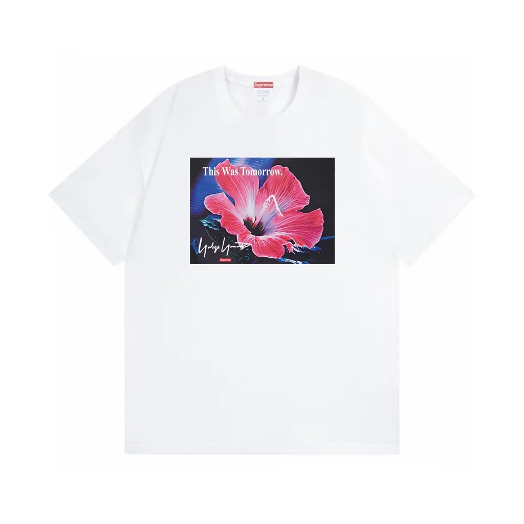 #S121 p110💰 Supreme Yohji Yamamoto's co-branded floral print, loose fit, made of 260g combed cotton double yarn, all three standards from fabrics to accessories, ZP, imported Matsui company's slurry printing will never crack, the whole piece adopts three-needle five-thread technology (neckline-shoulder seam-sleeve seam double line, looks more three-dimensional and textured) consistent with the original version, classic version Feel free to compare zp. The whole piece adopts three-needle five-thread craftsmanship. The neckline-shoulder seam-sleeve seam is double-threaded, which looks more three-dimensional and textured.) It has the same craftsmanship as the original original, classic version. Color: Black White Size: S M L XL XXL