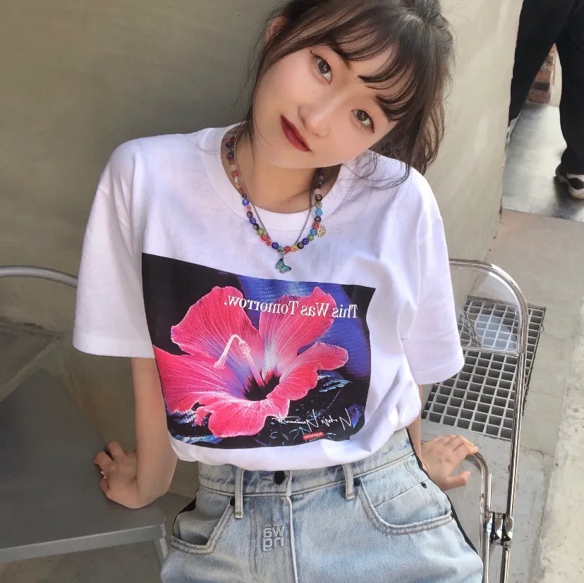 #S121 p110💰 Supreme Yohji Yamamoto's co-branded floral print, loose fit, made of 260g combed cotton double yarn, all three standards from fabrics to accessories, ZP, imported Matsui company's slurry printing will never crack, the whole piece adopts three-needle five-thread technology (neckline-shoulder seam-sleeve seam double line, looks more three-dimensional and textured) consistent with the original version, classic version Feel free to compare zp. The whole piece adopts three-needle five-thread craftsmanship. The neckline-shoulder seam-sleeve seam is double-threaded, which looks more three-dimensional and textured.) It has the same craftsmanship as the original original, classic version. Color: Black White Size: S M L XL XXL