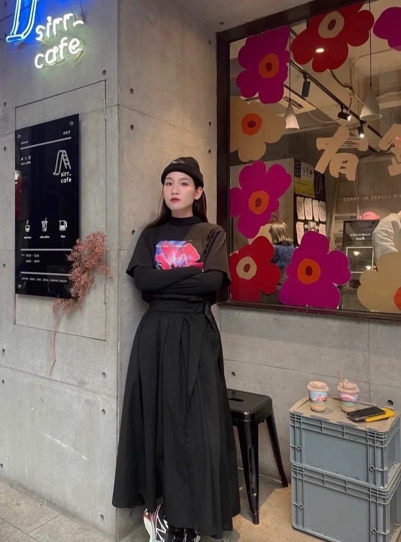 #S121 p110💰 Supreme Yohji Yamamoto's co-branded floral print, loose fit, made of 260g combed cotton double yarn, all three standards from fabrics to accessories, ZP, imported Matsui company's slurry printing will never crack, the whole piece adopts three-needle five-thread technology (neckline-shoulder seam-sleeve seam double line, looks more three-dimensional and textured) consistent with the original version, classic version Feel free to compare zp. The whole piece adopts three-needle five-thread craftsmanship. The neckline-shoulder seam-sleeve seam is double-threaded, which looks more three-dimensional and textured.) It has the same craftsmanship as the original original, classic version. Color: Black White Size: S M L XL XXL