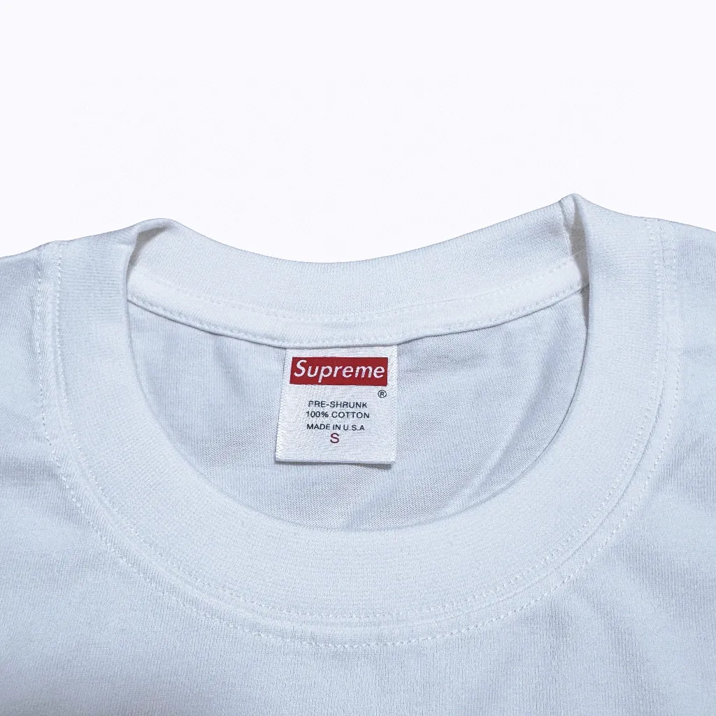 P140 Supreme SS18 Swimmers Tee Black printed long-sleeved T-shirt, same style for men and women, black and white, using cylindrical seamless technology (original technology, there are no stitching bones on the side of the clothes, key points of identification) Fabric: All custom-woven and dyed, 280g weight, 100% cotton, cylindrical cloth, cylindrical cloth is knitted fabric woven with a cylinder loom, the needles are distributed in a cylindrical shape on the fuselage, and the gray fabric is a large cylinder It needs to be opened and shaped before it can be used further. There is no slit on the side of the clothes, so there is no washing label on the side of ordinary short-sleeved clothes. There is only one collar label behind the neck, so the shape is very correct and not easy to deform (color: black and white)