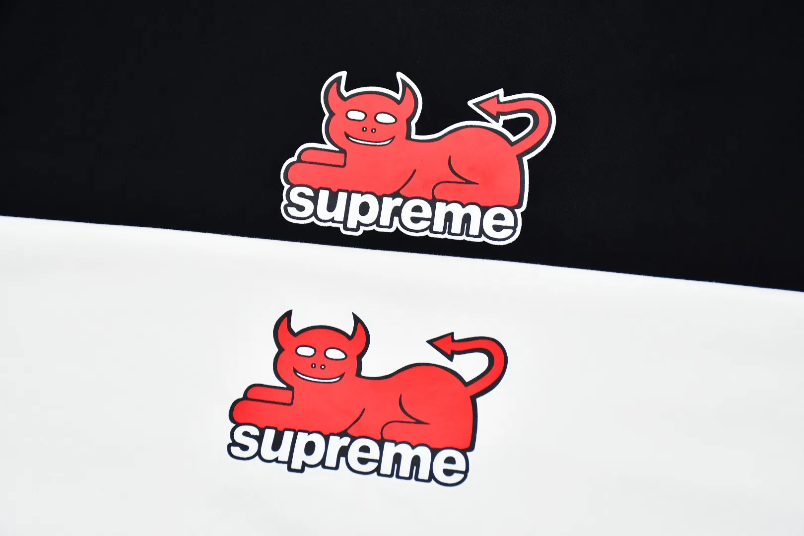 🅿️120 S151 top version Supreme 24ss TOY MACHINE DEVIL CAT short-sleeved T-shirt. Refuse to look at pictures to make products. Refuse to compare wrong versions. Use cylindrical seamless technology (original technology. There are no stitched bones on the side of the clothes. Key points of identification) The fabrics are all custom-woven and dyed, 280g weight, 100% cotton, cylindrical fabric. Cylindrical fabric is a knitted fabric woven with a cylinder loom. The needles are distributed in a cylindrical shape on the fuselage. The gray fabric is a large cylinder, which needs to be opened and shaped before it can be used further. There are no slits on the side of the clothes, so there is no washing label on the side of ordinary short-sleeves. There is only one collar label behind the neck. The printing uses thermosetting ink printing imported from Belgium (different from conventional thermal transfer printing), also known as plastic ink, or self-adhesive ink. Its ingredients are: mainly composed of polyvinyl chloride (PVC) and phthalates. PVC and phthalates, solid color The thermoset ink is composed of a mixture of agents, stabilizers, and thickeners. It is not the digital direct printing advertised on the market. The printing texture of thermoset ink cannot be achieved by digital direct printing. The collar label has a watermark anti-counterfeiting effect, a real anti-counterfeiting layer, a version with a high probability of passing the inspection, and a high probability of passing the original packaging picture. Size：S-XL