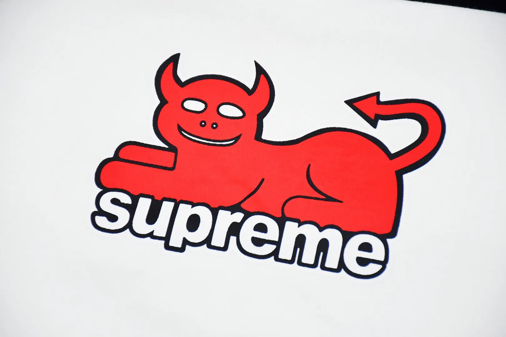 🅿️120 S151 top version Supreme 24ss TOY MACHINE DEVIL CAT short-sleeved T-shirt. Refuse to look at pictures to make products. Refuse to compare wrong versions. Use cylindrical seamless technology (original technology. There are no stitched bones on the side of the clothes. Key points of identification) The fabrics are all custom-woven and dyed, 280g weight, 100% cotton, cylindrical fabric. Cylindrical fabric is a knitted fabric woven with a cylinder loom. The needles are distributed in a cylindrical shape on the fuselage. The gray fabric is a large cylinder, which needs to be opened and shaped before it can be used further. There are no slits on the side of the clothes, so there is no washing label on the side of ordinary short-sleeves. There is only one collar label behind the neck. The printing uses thermosetting ink printing imported from Belgium (different from conventional thermal transfer printing), also known as plastic ink, or self-adhesive ink. Its ingredients are: mainly composed of polyvinyl chloride (PVC) and phthalates. PVC and phthalates, solid color The thermoset ink is composed of a mixture of agents, stabilizers, and thickeners. It is not the digital direct printing advertised on the market. The printing texture of thermoset ink cannot be achieved by digital direct printing. The collar label has a watermark anti-counterfeiting effect, a real anti-counterfeiting layer, a version with a high probability of passing the inspection, and a high probability of passing the original packaging picture. Size：S-XL
