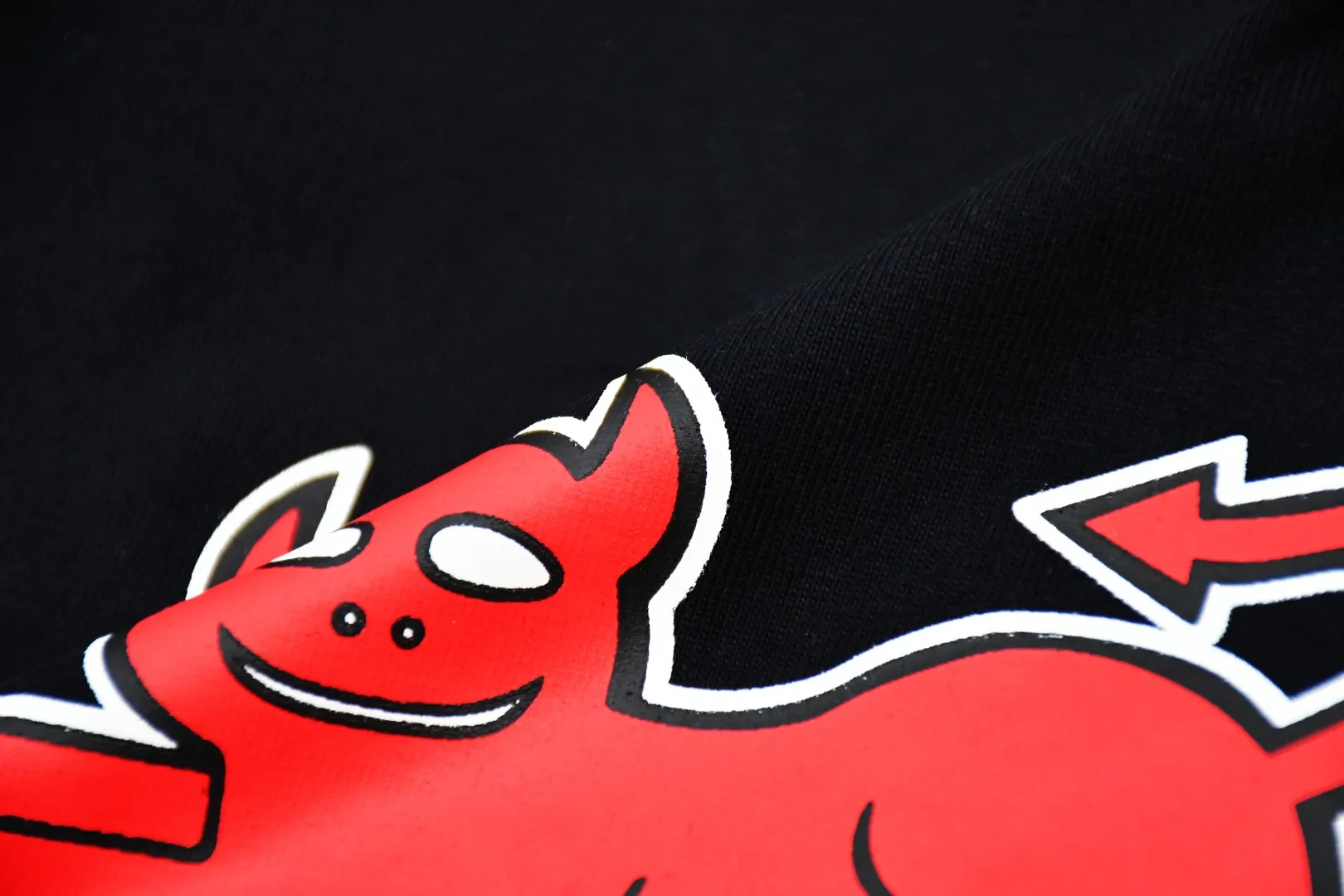 🅿️120 S151 top version Supreme 24ss TOY MACHINE DEVIL CAT short-sleeved T-shirt. Refuse to look at pictures to make products. Refuse to compare wrong versions. Use cylindrical seamless technology (original technology. There are no stitched bones on the side of the clothes. Key points of identification) The fabrics are all custom-woven and dyed, 280g weight, 100% cotton, cylindrical fabric. Cylindrical fabric is a knitted fabric woven with a cylinder loom. The needles are distributed in a cylindrical shape on the fuselage. The gray fabric is a large cylinder, which needs to be opened and shaped before it can be used further. There are no slits on the side of the clothes, so there is no washing label on the side of ordinary short-sleeves. There is only one collar label behind the neck. The printing uses thermosetting ink printing imported from Belgium (different from conventional thermal transfer printing), also known as plastic ink, or self-adhesive ink. Its ingredients are: mainly composed of polyvinyl chloride (PVC) and phthalates. PVC and phthalates, solid color The thermoset ink is composed of a mixture of agents, stabilizers, and thickeners. It is not the digital direct printing advertised on the market. The printing texture of thermoset ink cannot be achieved by digital direct printing. The collar label has a watermark anti-counterfeiting effect, a real anti-counterfeiting layer, a version with a high probability of passing the inspection, and a high probability of passing the original packaging picture. Size：S-XL