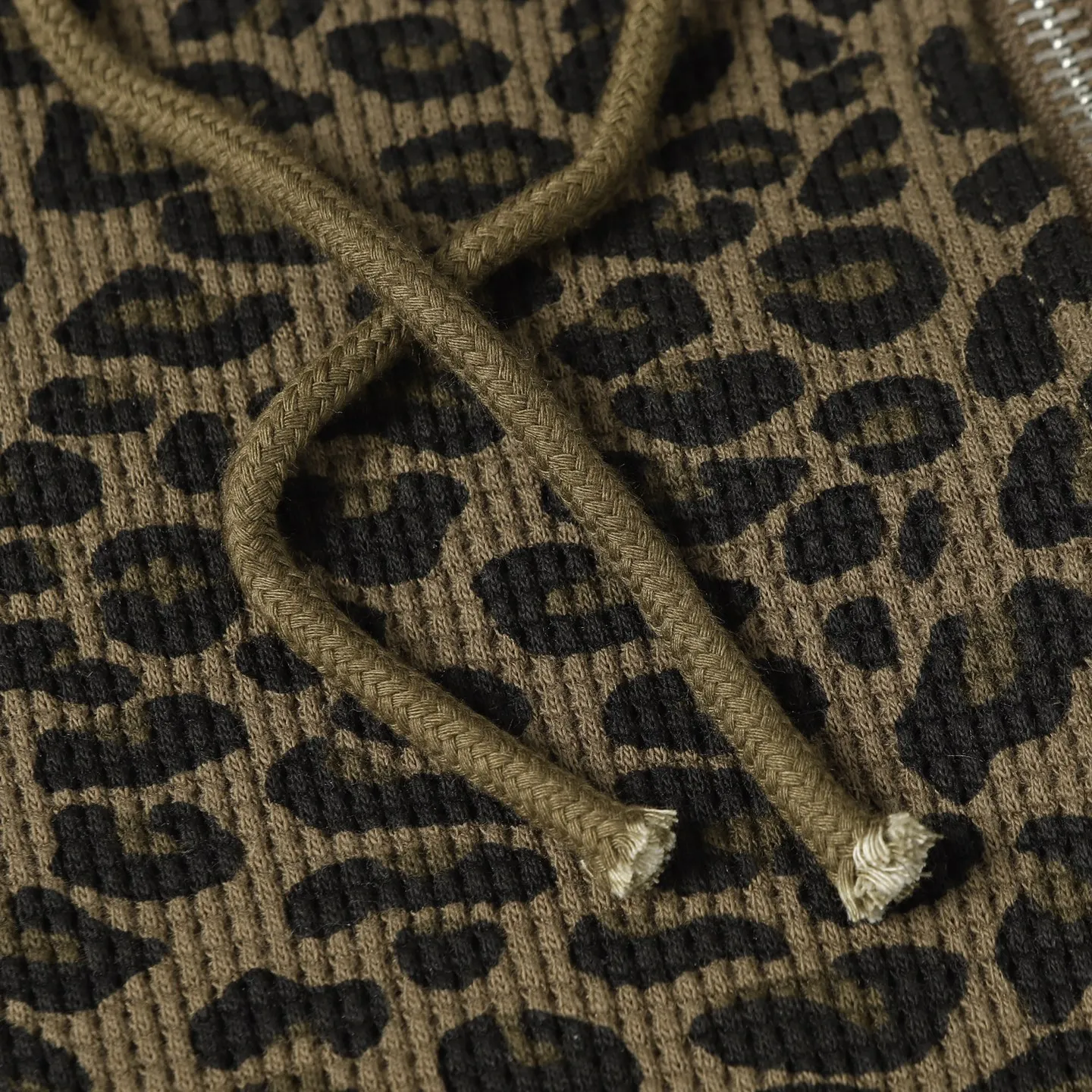 P470 [Original quality] Supreme SS25 WEEK16 Hooded Zip Up Thermal Leopard waffle hooded jacket Pocket logo pattern American trendy sweatshirt Same style for men and women Top quality product High-quality pure cotton with washed process Good texture Different from cheap ones on the market Polyester-cotton material (loose upper body, no version) Color: leopard print Size: S/M/L/XL