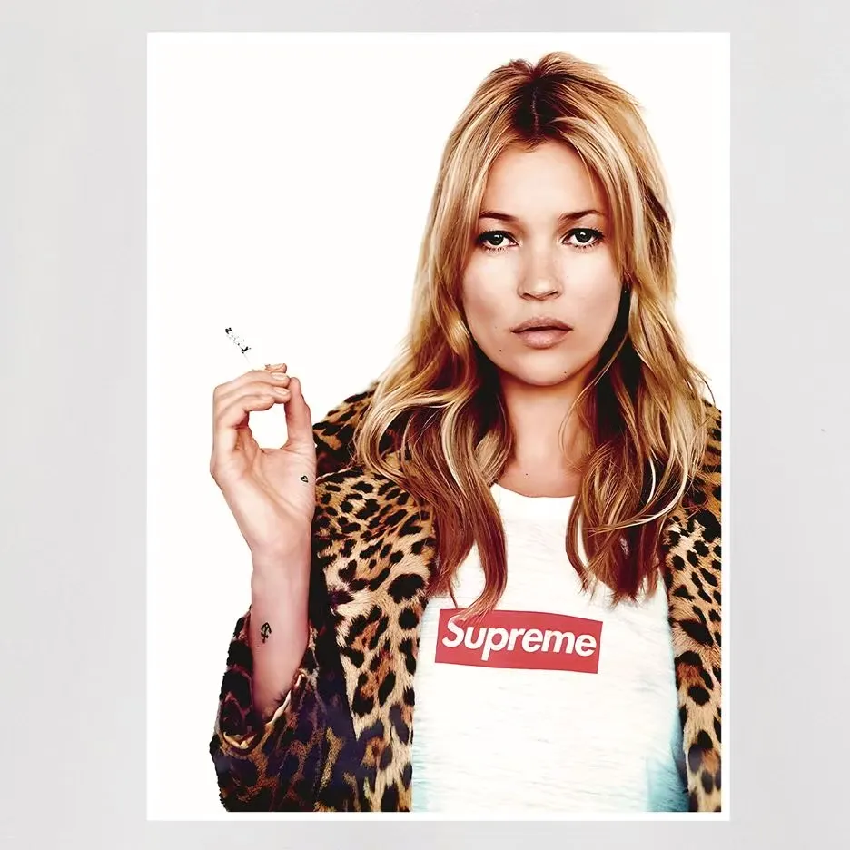 Style number S2190 #terry P160💰 Velvet P170💰 Supreme 12SS Kate Moss Photo Sticker Kate character hooded sweatshirt Made of 400g large terry 430g silver fox velvet (off-shoulder large version) fabric, soft texture and no pilling Imported environmentally friendly printing glue The pattern is bright and three-dimensional Quality 💥Same style for men and women The upper body is trendy Color: black white gray Size: S M L XL XXL
