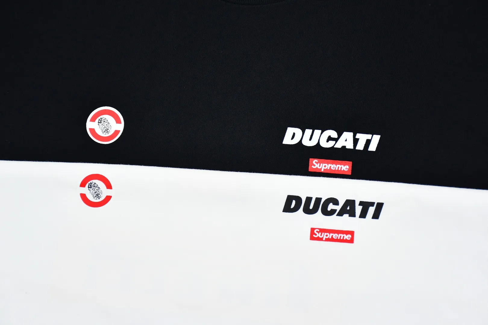 S374💰p150 Top version Supreme 24ss DUCATI SS24 Ducati co-branded short-sleeved T-shirt. Refuse to look at pictures to make products. Refuse to compare with wrong versions. Use cylinder seamless technology (original technology, there are no stitched bones on the side of the clothes. Key points of identification) The fabrics are all custom-woven and dyed, 280g weight, 100% cotton, cylindrical fabric. Cylindrical fabric is a knitted fabric woven with a cylinder loom. The needles are distributed in a cylindrical shape on the fuselage. The gray fabric is a large cylinder, which needs to be opened and shaped before it can be used further. There are no slits on the side of the clothes, so there is no washing label on the side of ordinary short-sleeves. There is only one collar label behind the neck. The printing uses thermosetting ink printing imported from Belgium (different from conventional heat transfer printing), also known as plastic ink, or self-adhesive ink. Its ingredients are: mainly composed of polyvinyl chloride (PVC) and phthalates. PVC and phthalates, solid color The thermosetting ink is composed of a mixture of agents, stabilizers, and thickeners. It is not the digital direct printing marketed on the market. The printing texture of thermosetting ink cannot be achieved by digital direct printing. The collar label has a watermark anti-counterfeiting effect, a real anti-counterfeiting layer, a version with a high probability of passing the inspection, and the original packaging picture has a high probability of passing the test. Size：S-XL
