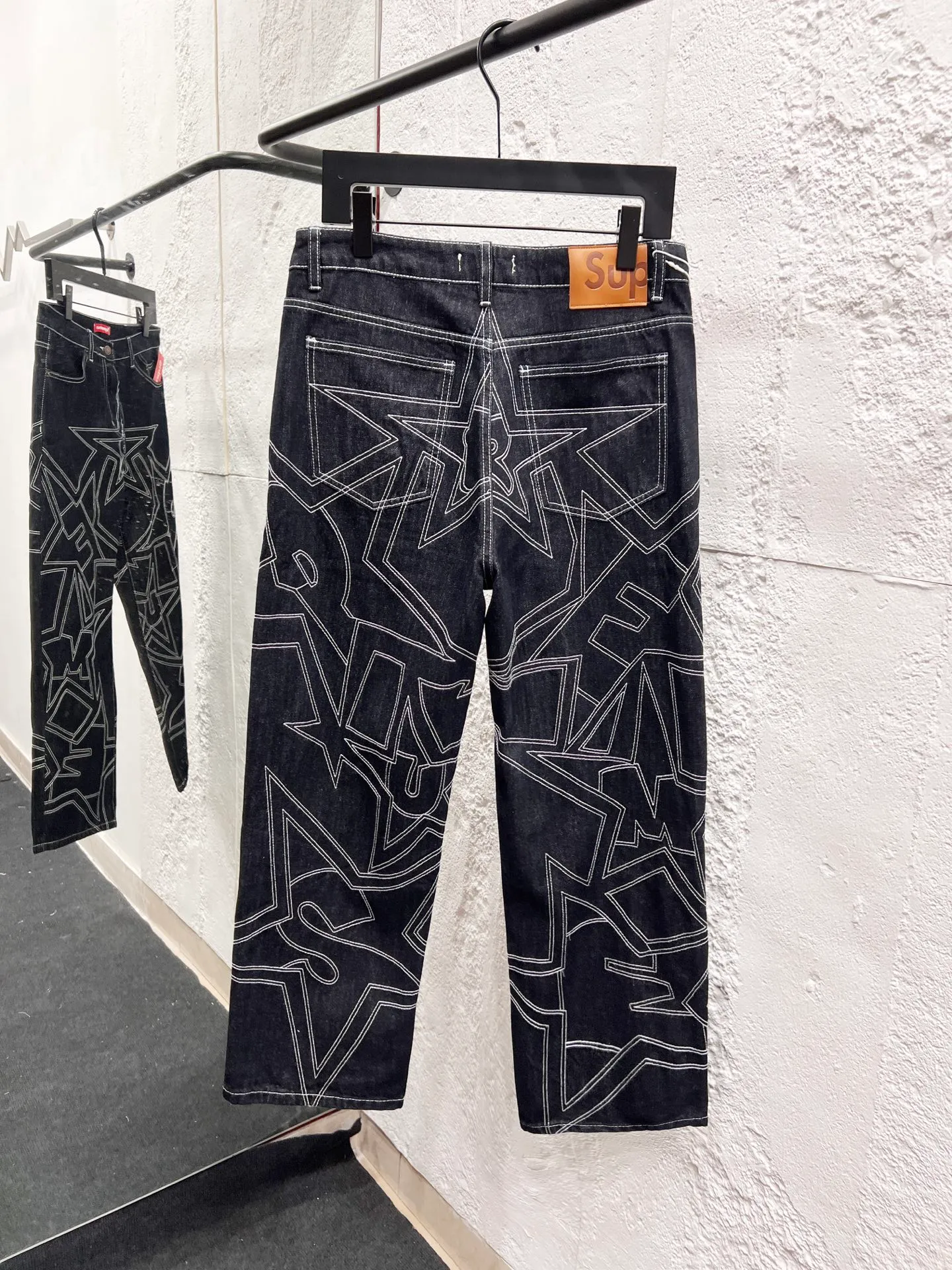 🅿️280 Style No.: H941 Supreme SS25 star topstitched casual loose denim jeans, same style for men and women, top ceiling quality, styles with different wash textures, very friendly to people with thin legs and thick legs, straight and slim fit, very flattering leg shape, timeless moderate length, easy to match with, basic styling for various styles, a must-have in the wardrobe! The fabric is stiff but also makes the upper body soft without losing texture. The washing process is even more perfect. It is a must-have item for everyone! ! ! Washed wheat, hang tag, pants label, three labels complete Color: black Size: 30, 32, 34, 36