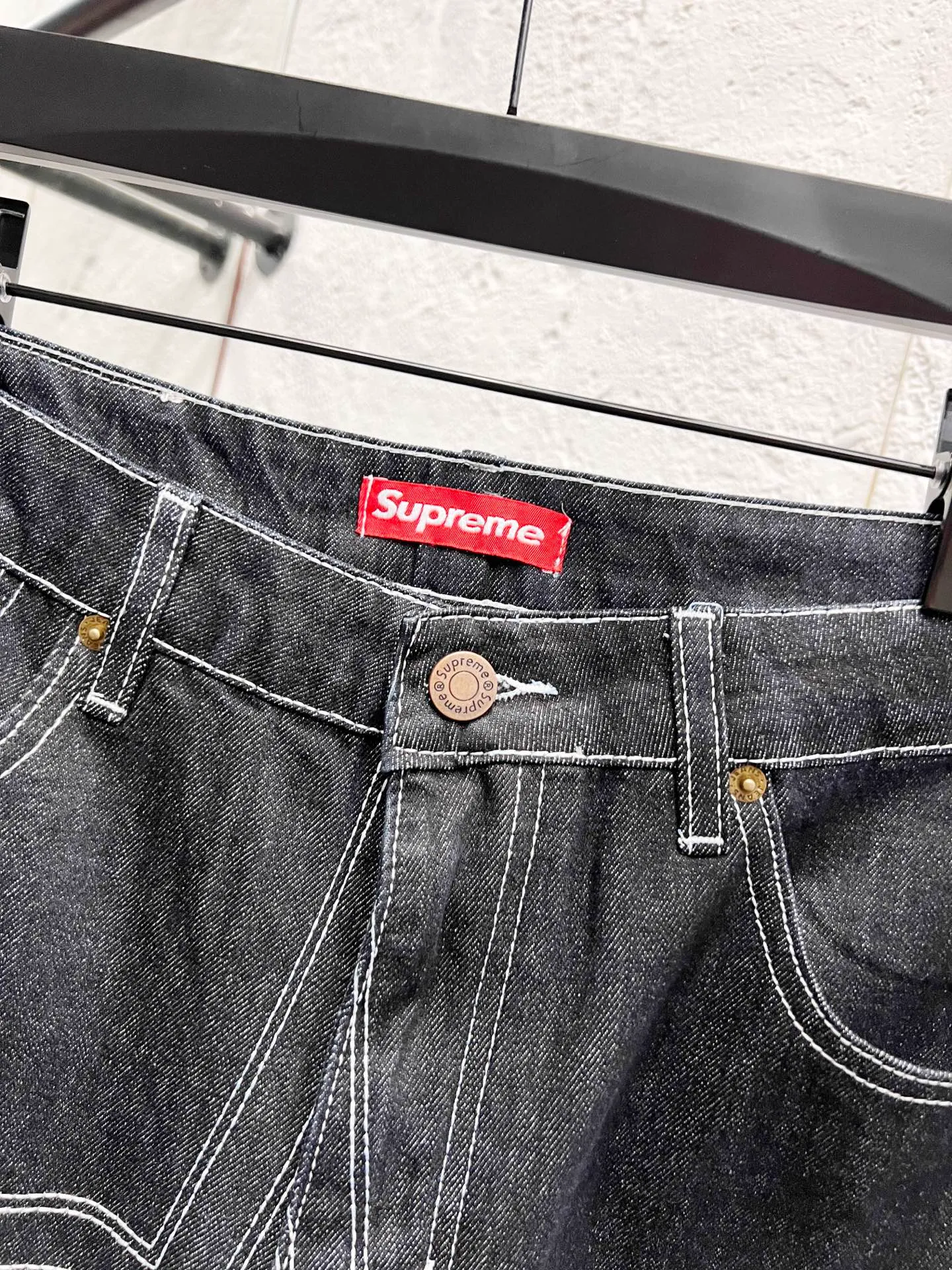 🅿️280 Style No.: H941 Supreme SS25 star topstitched casual loose denim jeans, same style for men and women, top ceiling quality, styles with different wash textures, very friendly to people with thin legs and thick legs, straight and slim fit, very flattering leg shape, timeless moderate length, easy to match with, basic styling for various styles, a must-have in the wardrobe! The fabric is stiff but also makes the upper body soft without losing texture. The washing process is even more perfect. It is a must-have item for everyone! ! ! Washed wheat, hang tag, pants label, three labels complete Color: black Size: 30, 32, 34, 36